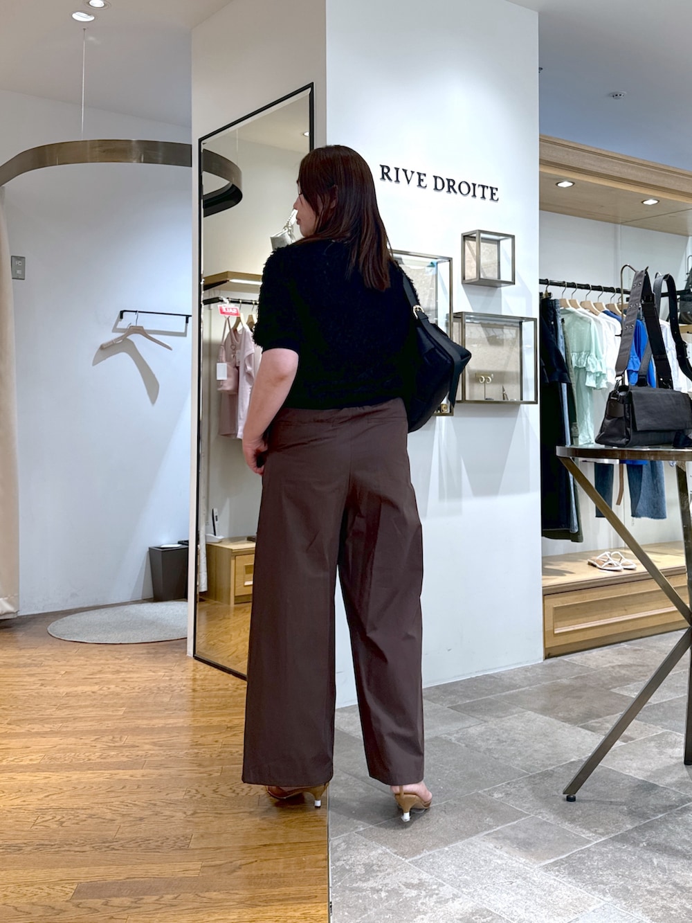 「お出かけコーデ、きれいめコーデ、パンツスタイル、お洒落さんとつながりたい、今日のコーデ、オフィスカジュアル、40代ファッション、オフィススタイル、50代ファッション、大人コーデ、大人女子、リヴドロワ、フェザー、ブラウス、ブラウスコーデ」｜「RIVE DROITEの予約【着映え】リブ付きフリンジブラウス（シャツ/ブラウス、ブラック系）」を使った、rd_c.e.koさん（骨格ウェーブ・レディース・170cm）の夏コーディネートの3枚目の写真
