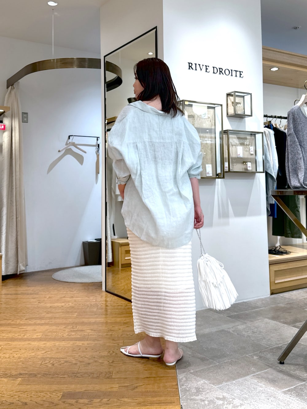 「リヴドロワ、40代ファッション、キレイめ、女子会コーデ、ゆるコーデ、シンプルカジュアル、大人コーデ、今日のコーデ、オトナカジュアル、きれいめカジュアル、50代コーデ、リネンシャツ」｜「RIVE DROITEの予約【ベストセラー/7色展開/夏まで活躍】リネンワイドシャツ（シャツ/ブラウス、グリーン系）」を使った、rd_c.e.koさん（骨格ウェーブ・レディース・170cm）の夏コーディネートの3枚目の写真