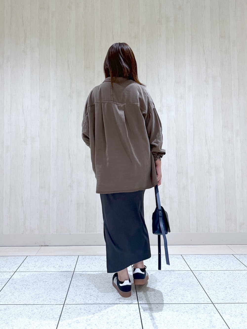 「大人カジュアルコーデ、休日スタイル、お洒落さんとつながりたい、キレイめカジュアル、大人ファッション、高身長コーデ、40代コーデ、50代コーデ、オーバーシャツ、ワンピーススタイル、オトナカジュアル、オトナ女子、リブワンピース」｜「RIVE DROITEの予約【新色登場・セットアップ可】ガーメントダイワイドシャツ（シャツ/ブラウス、ブラウン系）」を使った、rd_c.e.koさん（骨格ウェーブ・レディース・170cm）の夏コーディネートの4枚目の写真