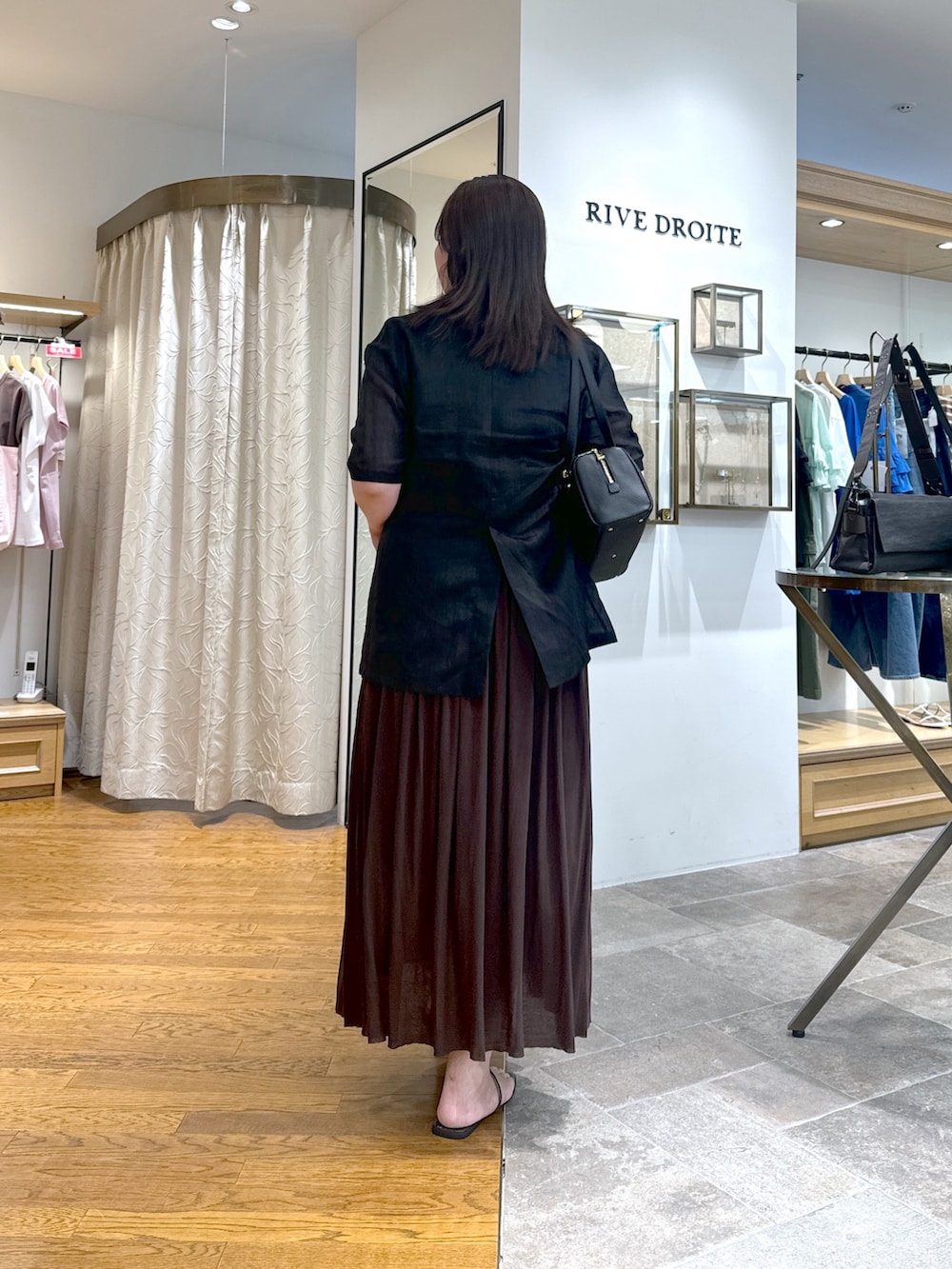 「オトナカジュアル、シンプルスタイル、キレイめカジュアル、ラクチンコーデ、お出かけコーデ、きれいめコーデ、ワンピーススタイル、夏ルックで気分アップ、今日のコーデ、40代ファッション、リヴドロワ、夏コーデ、ジャケットスタイル、ジャケット」｜「RIVE DROITEの【程よい透け感が魅力】ラミーハーフスリーブジャケット（テーラードジャケット、ブラック系）」を使った、rd_c.e.koさん（骨格ウェーブ・レディース・170cm）の夏コーディネートの3枚目の写真