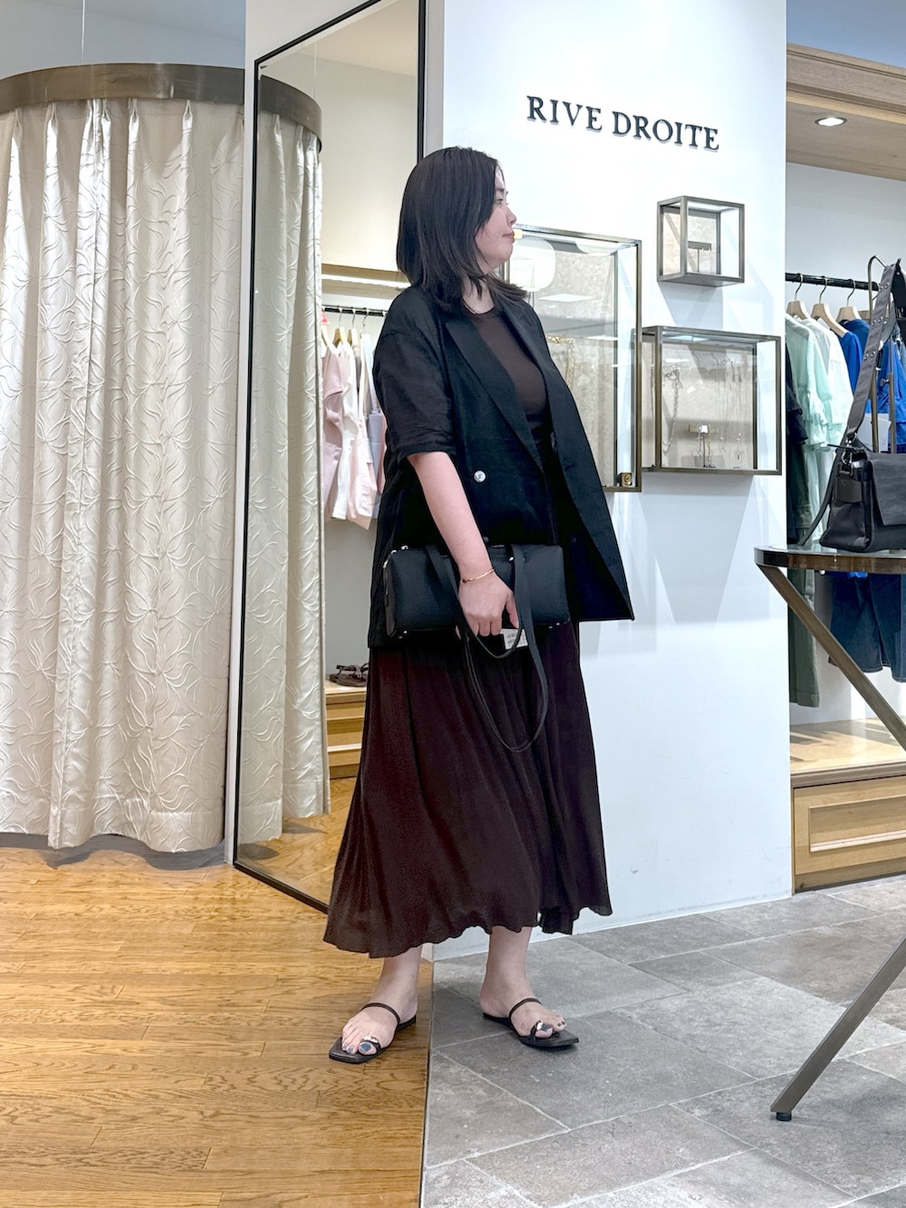 「オトナカジュアル、シンプルスタイル、キレイめカジュアル、ラクチンコーデ、お出かけコーデ、きれいめコーデ、ワンピーススタイル、夏ルックで気分アップ、今日のコーデ、40代ファッション、リヴドロワ、夏コーデ、ジャケットスタイル、ジャケット」｜「RIVE DROITEの【程よい透け感が魅力】ラミーハーフスリーブジャケット（テーラードジャケット、ブラック系）」を使った、rd_c.e.koさん（骨格ウェーブ・レディース・170cm）の夏コーディネートの2枚目の写真