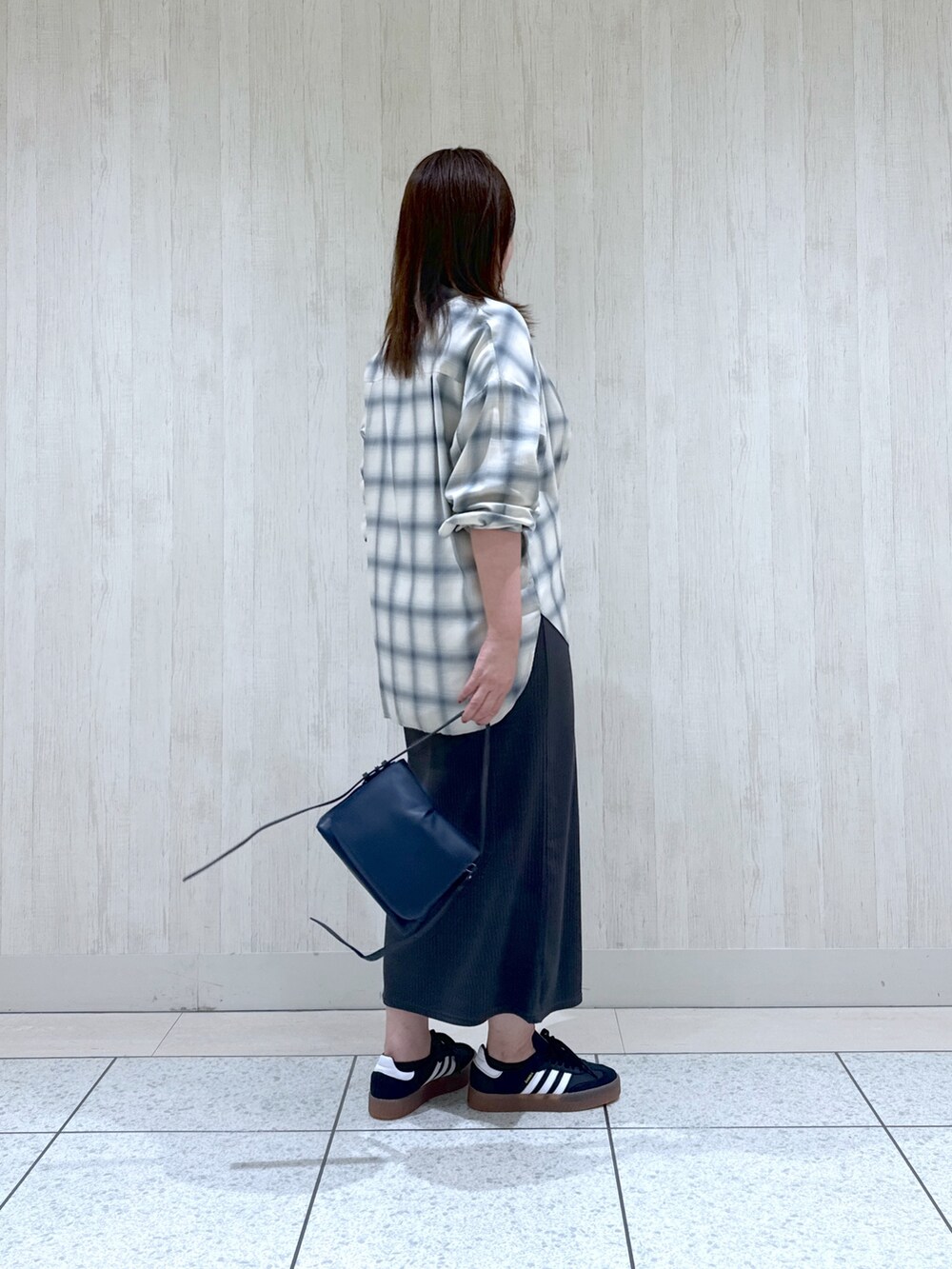 ベージュ系のシャツ/ブラウス、グレー系のワンピース、ブルー系のショルダーバッグを着用したレディースの夏コーディネートの2枚目の写真