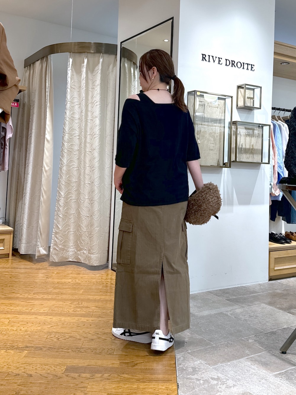 「大人ファッション、シンプル、大人カジュアルコーデ、初秋コーデ、秋冬コーデ、カジュアルコーデ、骨格ウェーブ、高身長女子、休日スタイル、シンプルコーデ、カーゴスカート、オーバーシルエット、高身長女子コーデ、40代コーデ、50代コーデ」｜「RIVE DROITEの【MONN.:. （モン）】LOOSE KNIT Tee（ニット/セーター、ブラック系）」を使った、rd_c.e.koさん（骨格ウェーブ・レディース・170cm）の夏コーディネートの4枚目の写真