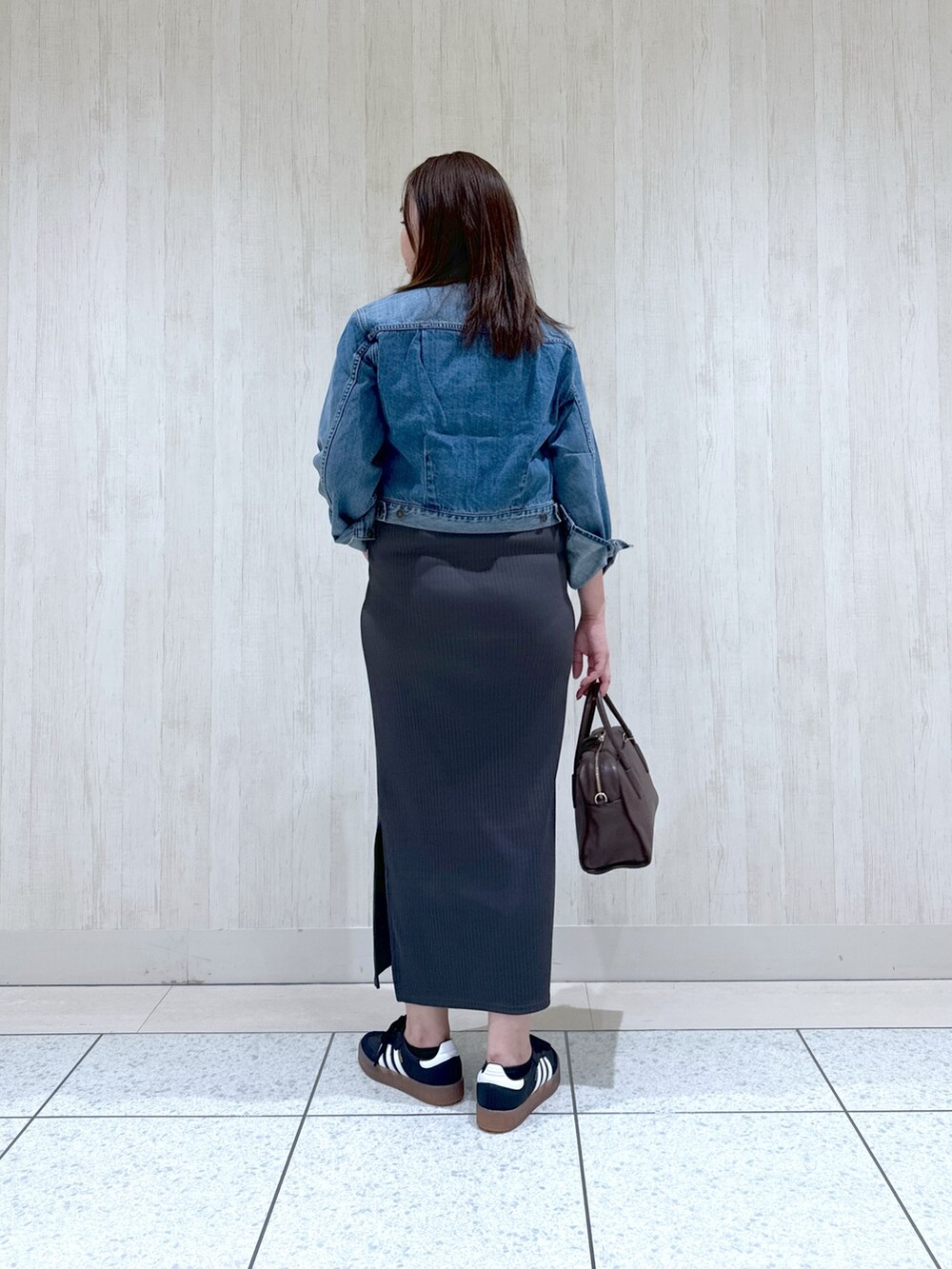 「大人コーデ、オトナ女子、秋のコーデ、キレイめコーデ、高身長女子、Gジャン、リヴドロワ、カジュアルコーデ、大人カジュアル、大人女子、ワンピースコーデ、着回しコーデ、着回し抜群」｜「RIVE DROITEの予約【MONN.:.(モン)】ショートデニムジャケット（デニムジャケット、ブルー系）」を使った、rd_c.e.koさん（骨格ウェーブ・レディース・170cm）の夏コーディネートの4枚目の写真