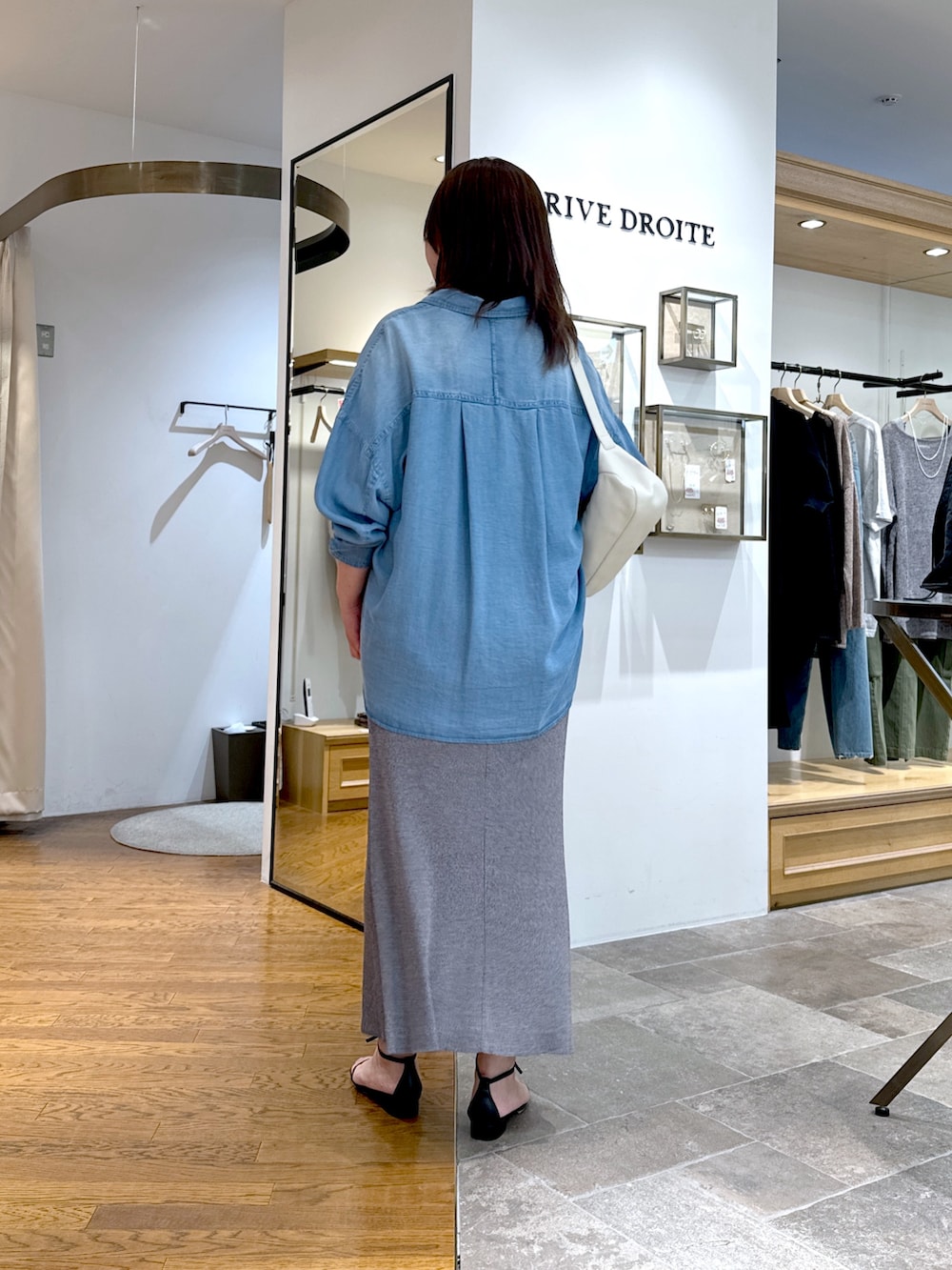 「デニム、デニムシャツ、シンプルコーデ、きれいめカジュアル、夏コーデ、夏服コーデ、大人カジュアルコーデ、今日のコーデ、おしゃれさんと繋がりたい、夏スタイル、シンプルスタイル、スカートコーデ、リヴドロワ、40代ファッション、着回し抜群」｜「RIVE DROITEの予約【セットアップ可/真夏も快適！】ドレーピーデニムシャツ（シャツ/ブラウス、ブルー系）」を使った、rd_c.e.koさん（骨格ウェーブ・レディース・170cm）の夏コーディネートの3枚目の写真