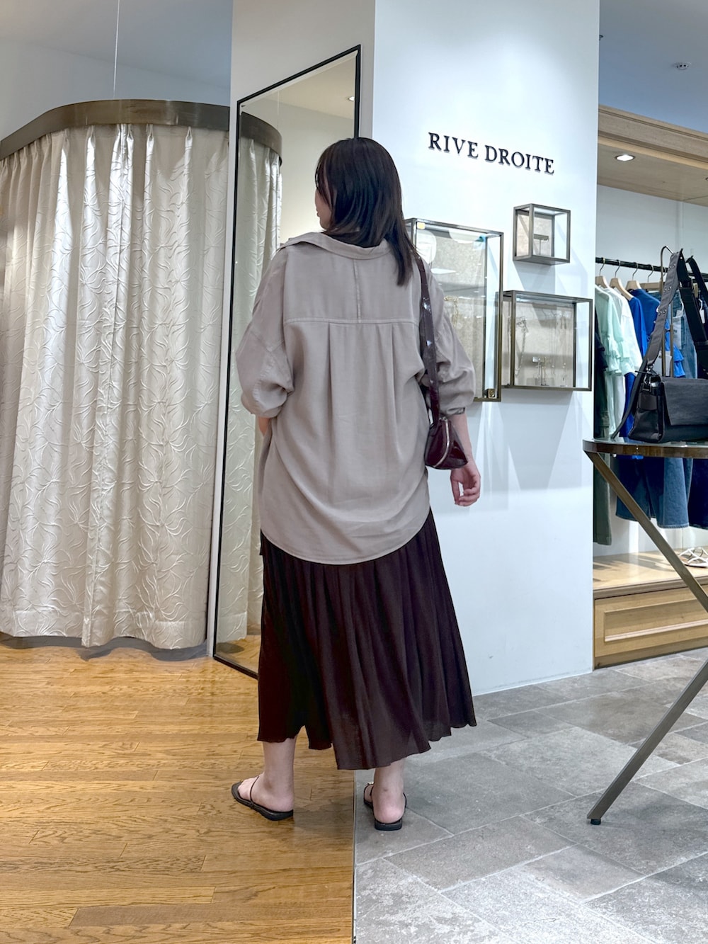 「オトナカジュアル、シンプルスタイル、ラクチンコーデ、キレイめカジュアル、お洒落さんとつながりたい、ワンピーススタイル、今日のコーデ、ワンピースコーデ、40代ファッション、リヴドロワ、シャツスタイル、シャツコーデ、オーバーシャツ、50代ファッション、50代コーデ」｜「RIVE DROITEの【セットアップ可】ガーメントダイワイドシャツ（シャツ/ブラウス、グレー系）」を使った、rd_c.e.koさん（骨格ウェーブ・レディース・170cm）の夏コーディネートの3枚目の写真