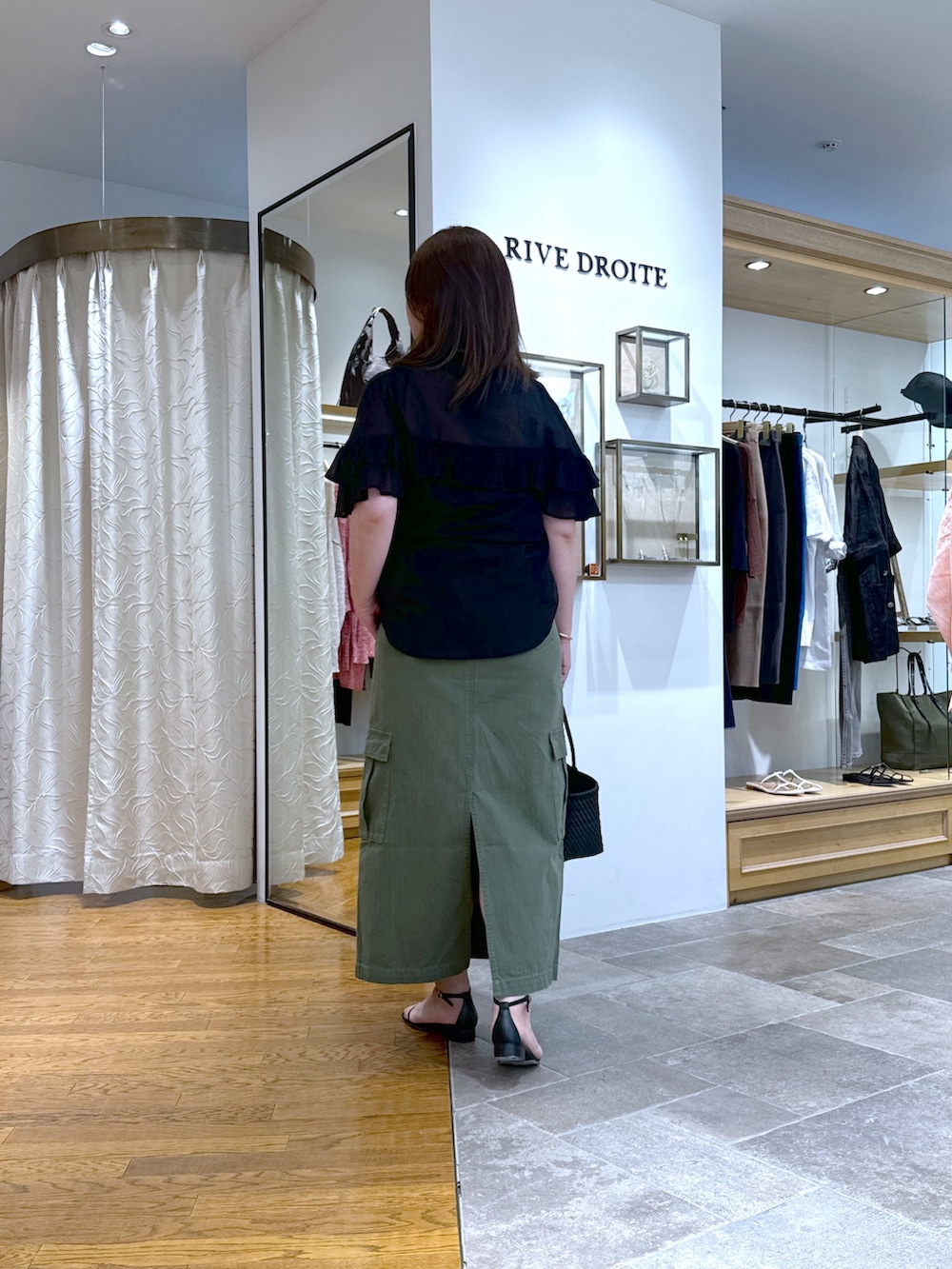 「夏服コーデ、大人カジュアルコーデ、今日のコーデ、大人可愛い、長身女子、長身長コーデ、リヴドロワ、フリルブラウス、カーゴスカート、フリル、休日スタイル、体型カバー、大人カジュアル、40代ファッション、40代コーデ」｜「RIVE DROITEの【着映え/二の腕カバー】ティアードフリルブラウス（シャツ/ブラウス、ブラック系）」を使った、rd_c.e.koさん（骨格ウェーブ・レディース・170cm）の夏コーディネートの3枚目の写真