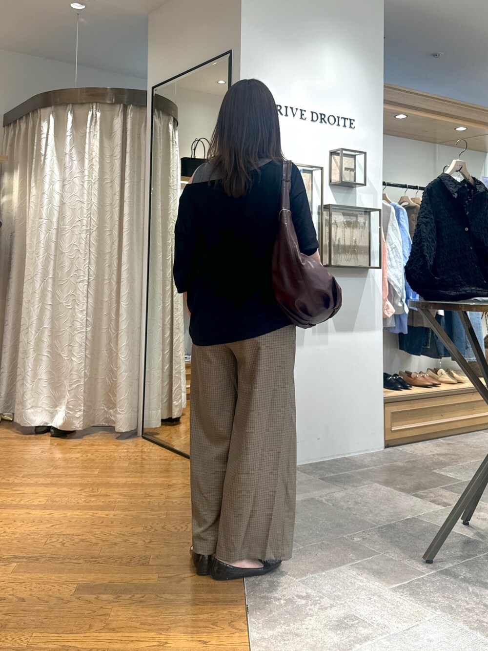 ブラック系のカーディガン/ボレロ、ブラック系のキャミソール、ブラック系のショルダーバッグを着用したレディースの夏コーディネートの3枚目の写真