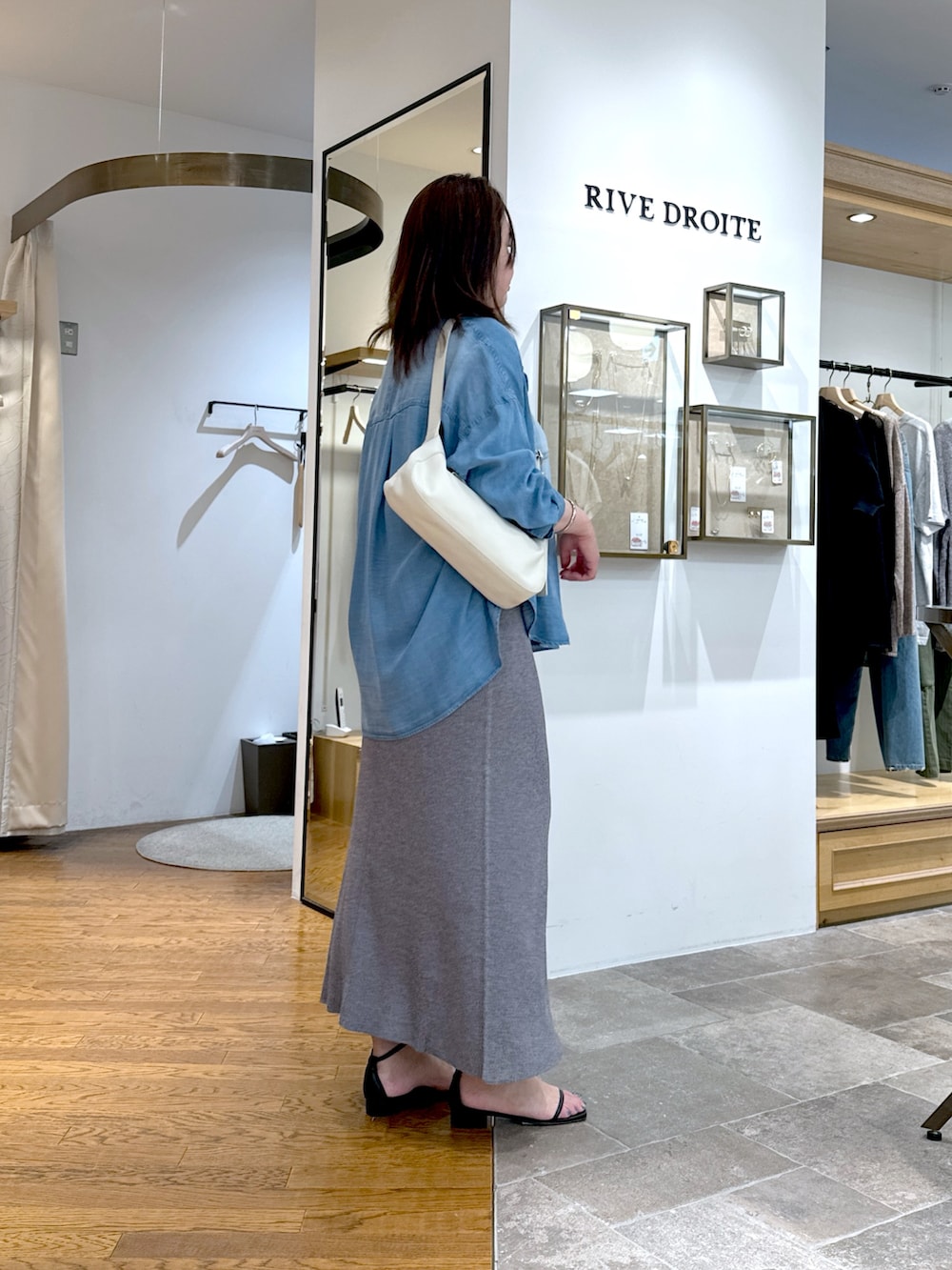 「デニム、デニムシャツ、シンプルコーデ、きれいめカジュアル、夏コーデ、夏服コーデ、大人カジュアルコーデ、今日のコーデ、おしゃれさんと繋がりたい、夏スタイル、シンプルスタイル、スカートコーデ、リヴドロワ、40代ファッション、着回し抜群」｜「RIVE DROITEの予約【セットアップ可/真夏も快適！】ドレーピーデニムシャツ（シャツ/ブラウス、ブルー系）」を使った、rd_c.e.koさん（骨格ウェーブ・レディース・170cm）の夏コーディネートの2枚目の写真