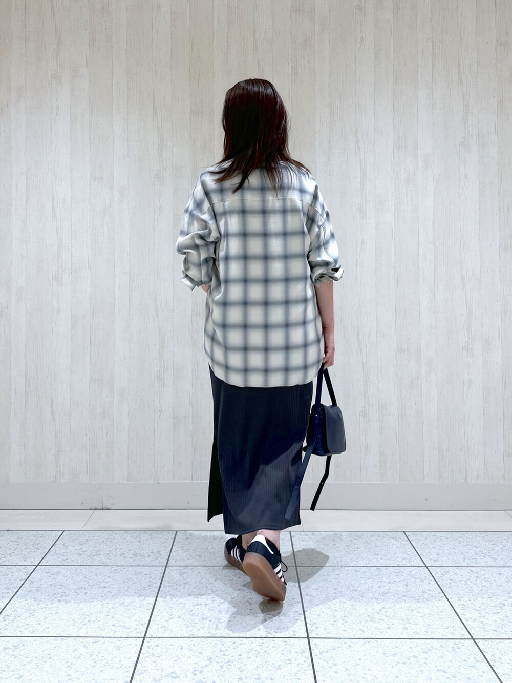 ベージュ系のシャツ/ブラウス、グレー系のワンピース、ブルー系のショルダーバッグを着用したレディースの夏コーディネートの3枚目の写真