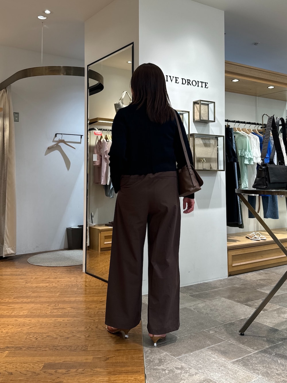「キレイめカジュアル、お出かけコーデ、パンツスタイル、きれいめコーデ、お洒落さんとつながりたい、今日のコーデ、40代ファッション、Tシャツコーデ、ジャケットスタイル、ジャケット、ニットジャケット、リヴドロワ」｜「RIVE DROITEの【季節の変わり目に/接触冷感】ショートニットジャケット（テーラードジャケット、ブラック系）」を使った、rd_c.e.koさん（骨格ウェーブ・レディース・170cm）の夏コーディネートの3枚目の写真