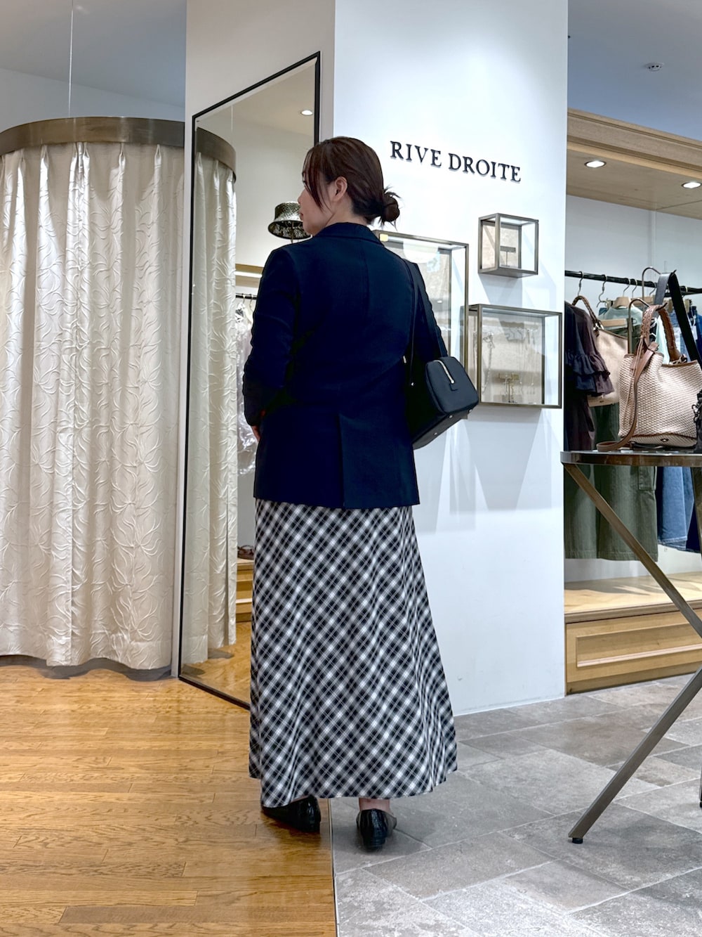 「着回しコーデ、ジャケットコーデ、きれいめコーデ、40代ファッション、お仕事コーデ、ジャケット/アウター、リヴドロワ、ジャケットスタイル、チェックスカート、チェック柄、スカートスタイル、スカートコーデ、高身長女子、高身長コーデ」｜「RIVE DROITEの【接触冷感】ゴブソデニットTee（ニット/セーター、レッド系）」を使った、rd_c.e.koさん（骨格ウェーブ・レディース・170cm）の夏コーディネートの3枚目の写真