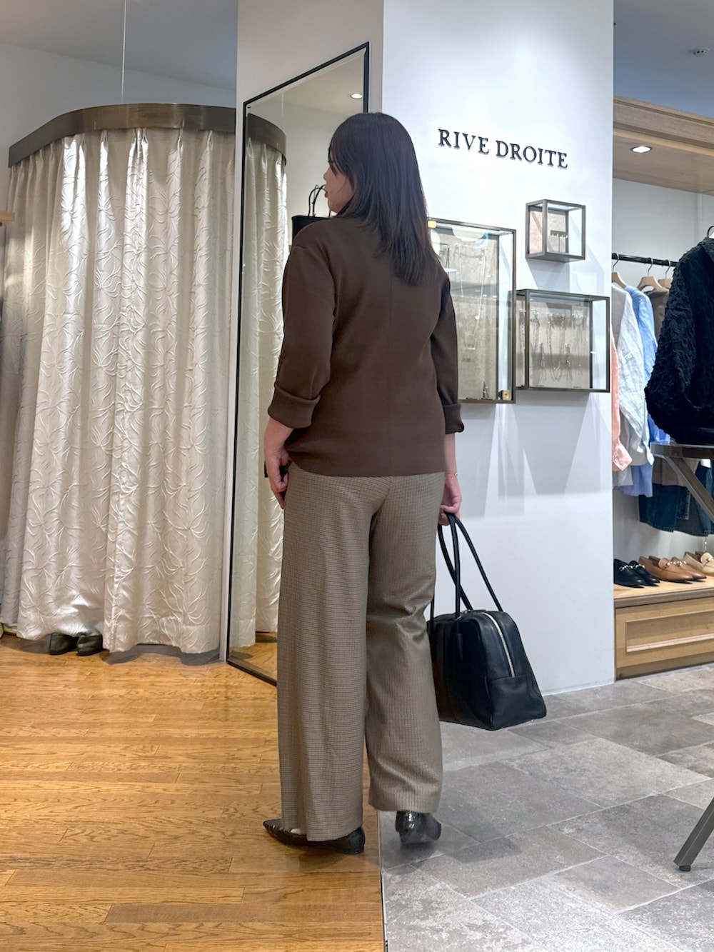 「お出かけコーデ、きれいめカジュアル、シンプルコーデ、秋のコーデ、シンプル、秋服準備はじめました、初秋コーデ、キレイめ、パンツスタイル、チェックパンツ、チェック柄、ジャケットコーデ、ジャケット、接触冷感、接触冷感ジャケット」｜「RIVE DROITEの【季節の変わり目に/接触冷感】ニットジャケット（テーラードジャケット、ブラウン系）」を使った、rd_c.e.koさん（骨格ウェーブ・レディース・170cm）の夏コーディネートの4枚目の写真