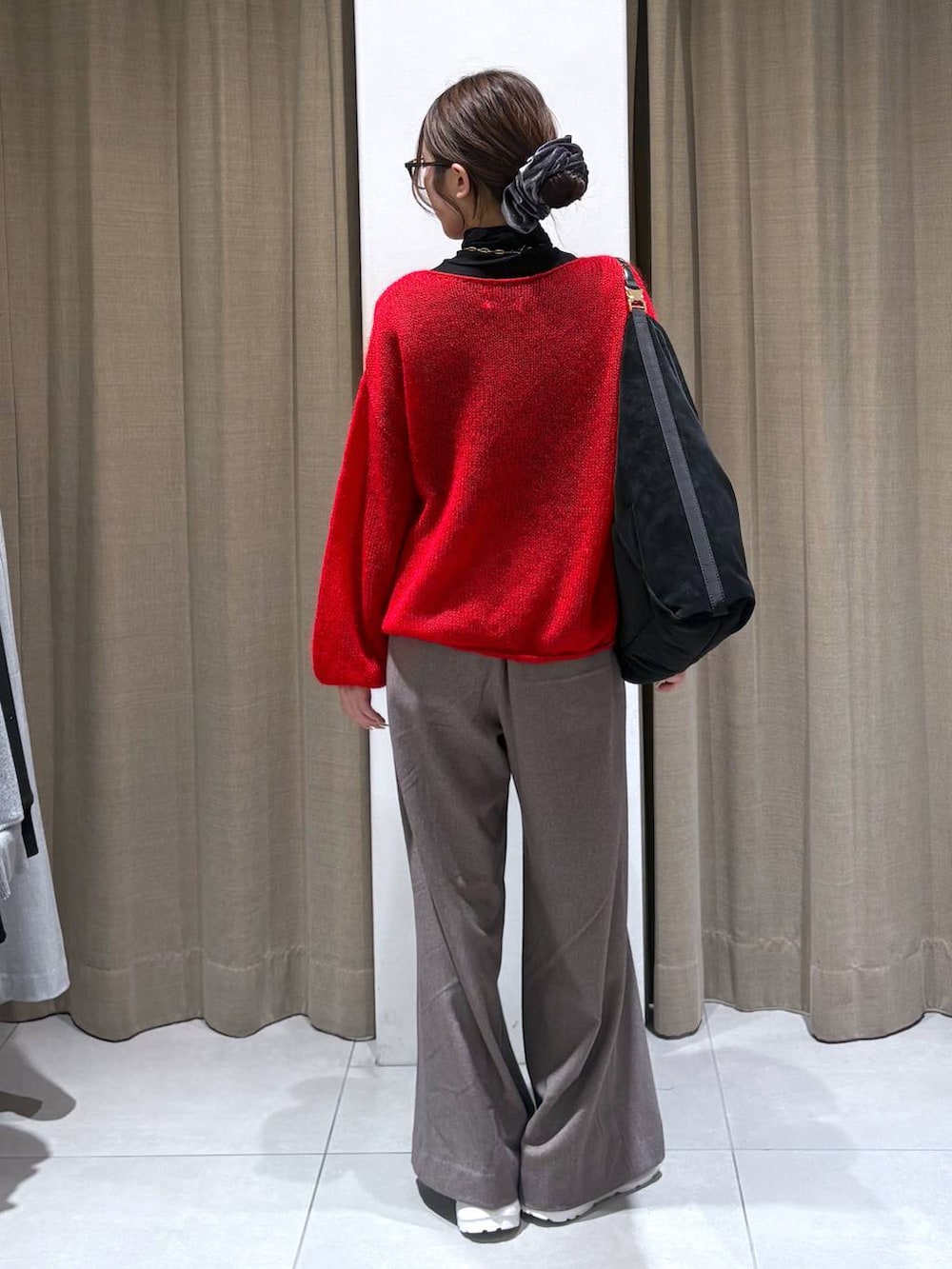 ブラック系のTシャツ/カットソー、ブラウン系のその他パンツ、ホワイト系のスニーカーを着用したレディースの冬コーディネートの4枚目の写真