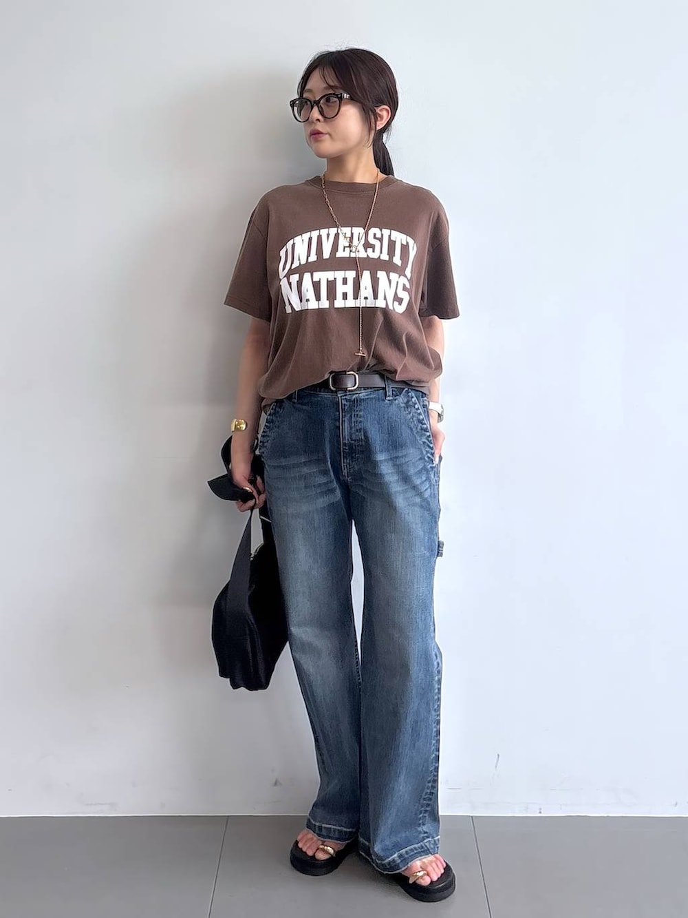 ブラック系のサンダル、ブラック系のショルダーバッグ、ブラウン系のTシャツ/カットソーを着用したレディースの夏コーディネートの5枚目の写真