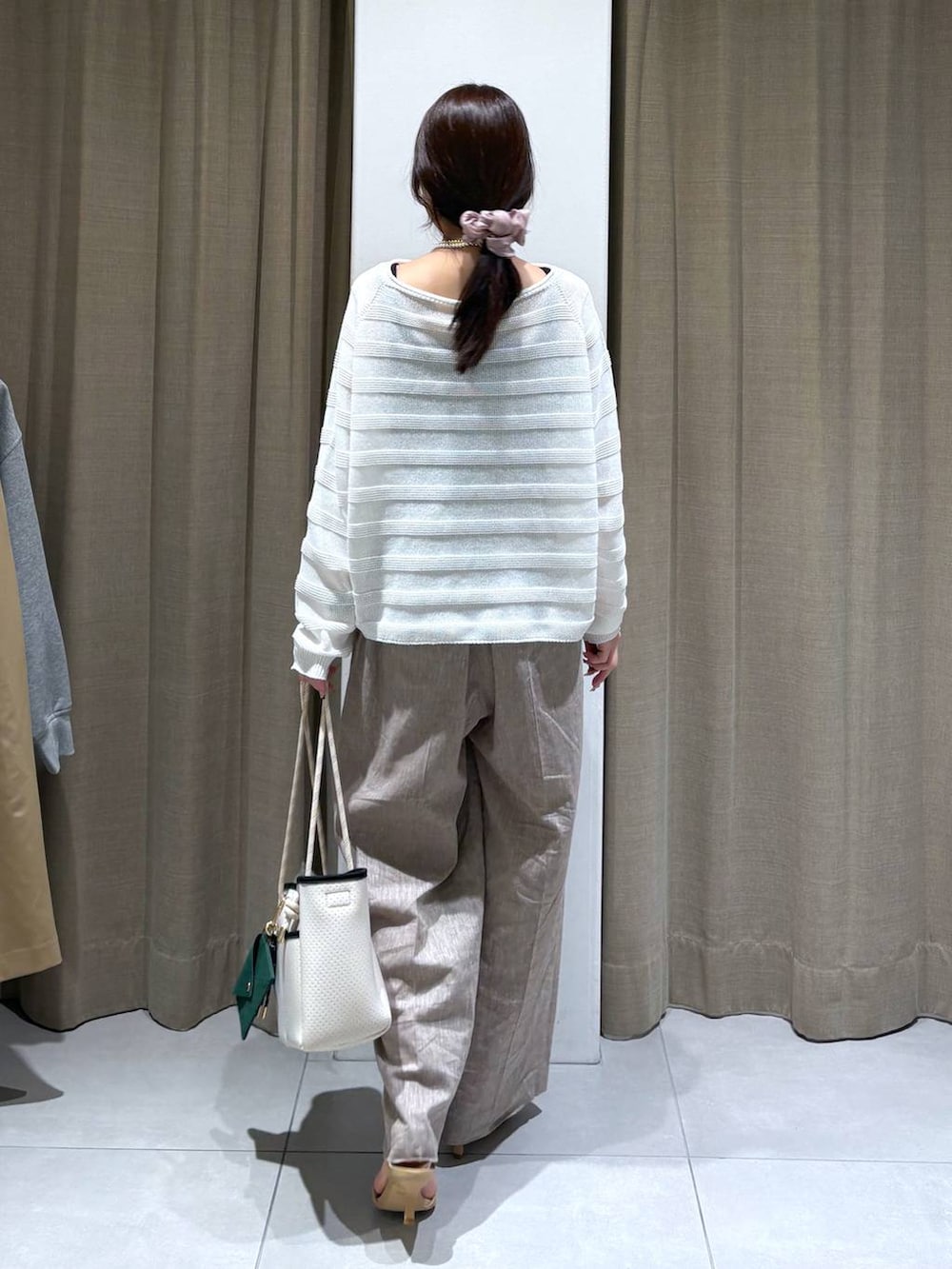 ブラック系のタンクトップ、ホワイト系のニット/セーター、ベージュ系のその他パンツを着用したレディースの春コーディネートの4枚目の写真