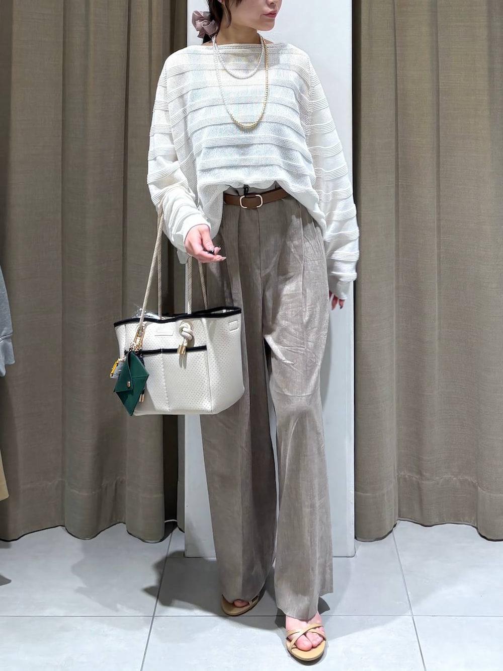 ブラック系のタンクトップ、ホワイト系のニット/セーター、ベージュ系のその他パンツを着用したレディースの春コーディネートの6枚目の写真