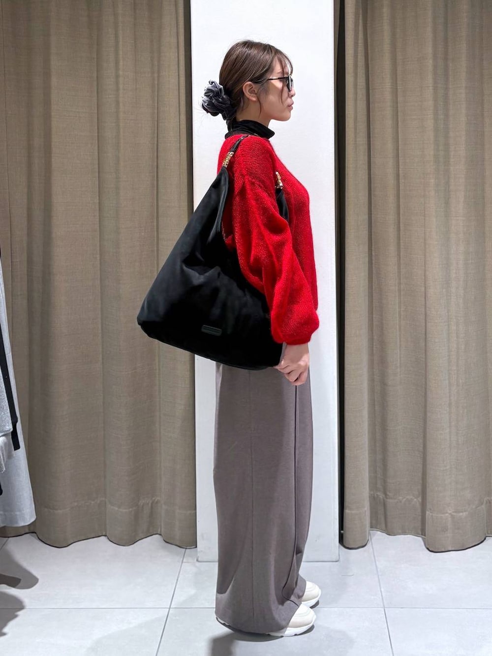 ブラック系のTシャツ/カットソー、ブラウン系のその他パンツ、ホワイト系のスニーカーを着用したレディースの冬コーディネートの3枚目の写真