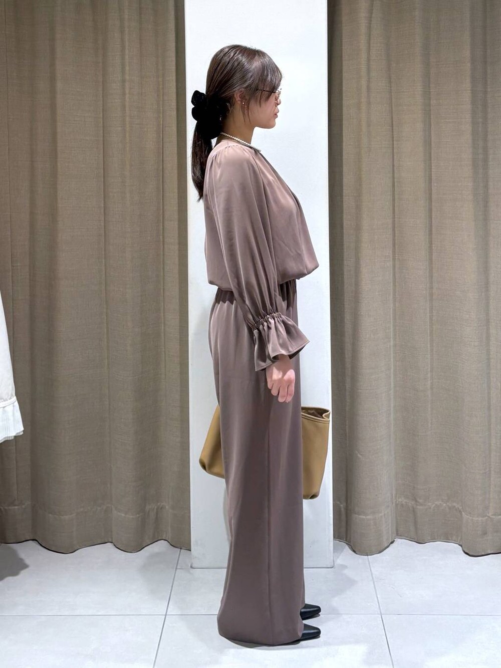 グリーン系のつなぎ/オールインワン、グレー系のノーカラージャケット、イエロー系のトートバッグを着用したレディースの冬コーディネートの6枚目の写真