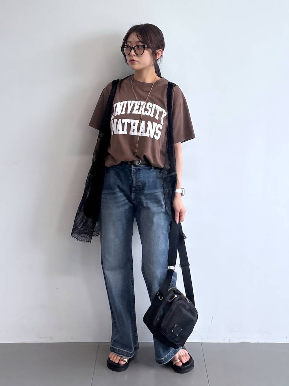 ブラック系のサンダル、ブラック系のショルダーバッグ、ブラウン系のTシャツ/カットソーを着用したレディースの夏コーディネートの4枚目の写真