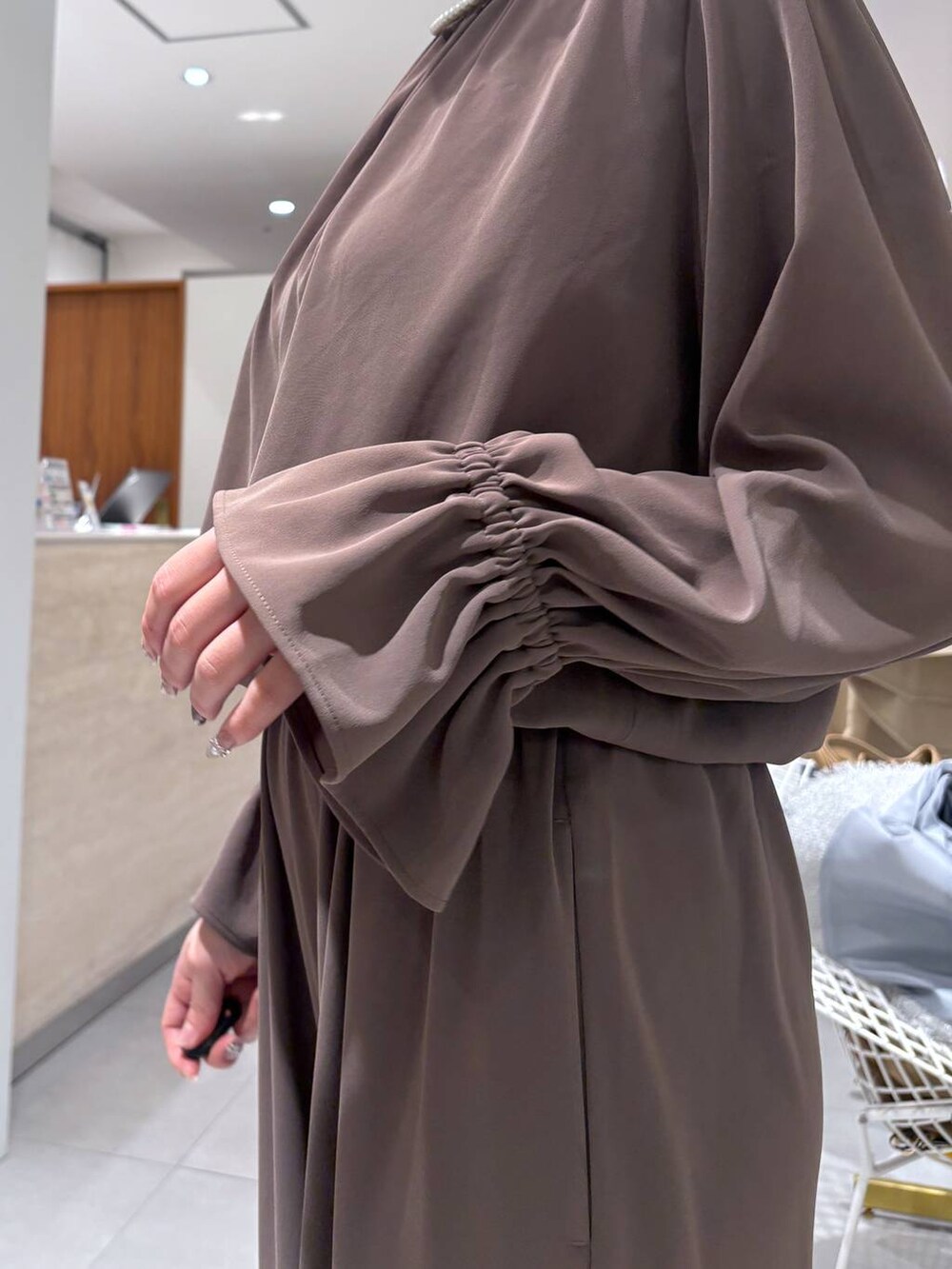 グリーン系のつなぎ/オールインワン、グレー系のノーカラージャケット、イエロー系のトートバッグを着用したレディースの冬コーディネートの9枚目の写真