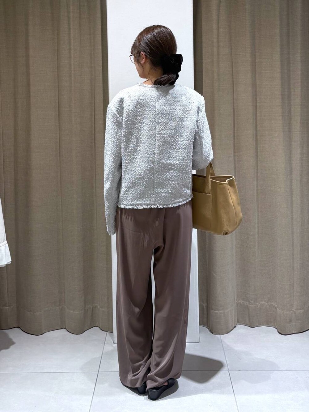 グリーン系のつなぎ/オールインワン、グレー系のノーカラージャケット、イエロー系のトートバッグを着用したレディースの冬コーディネートの2枚目の写真