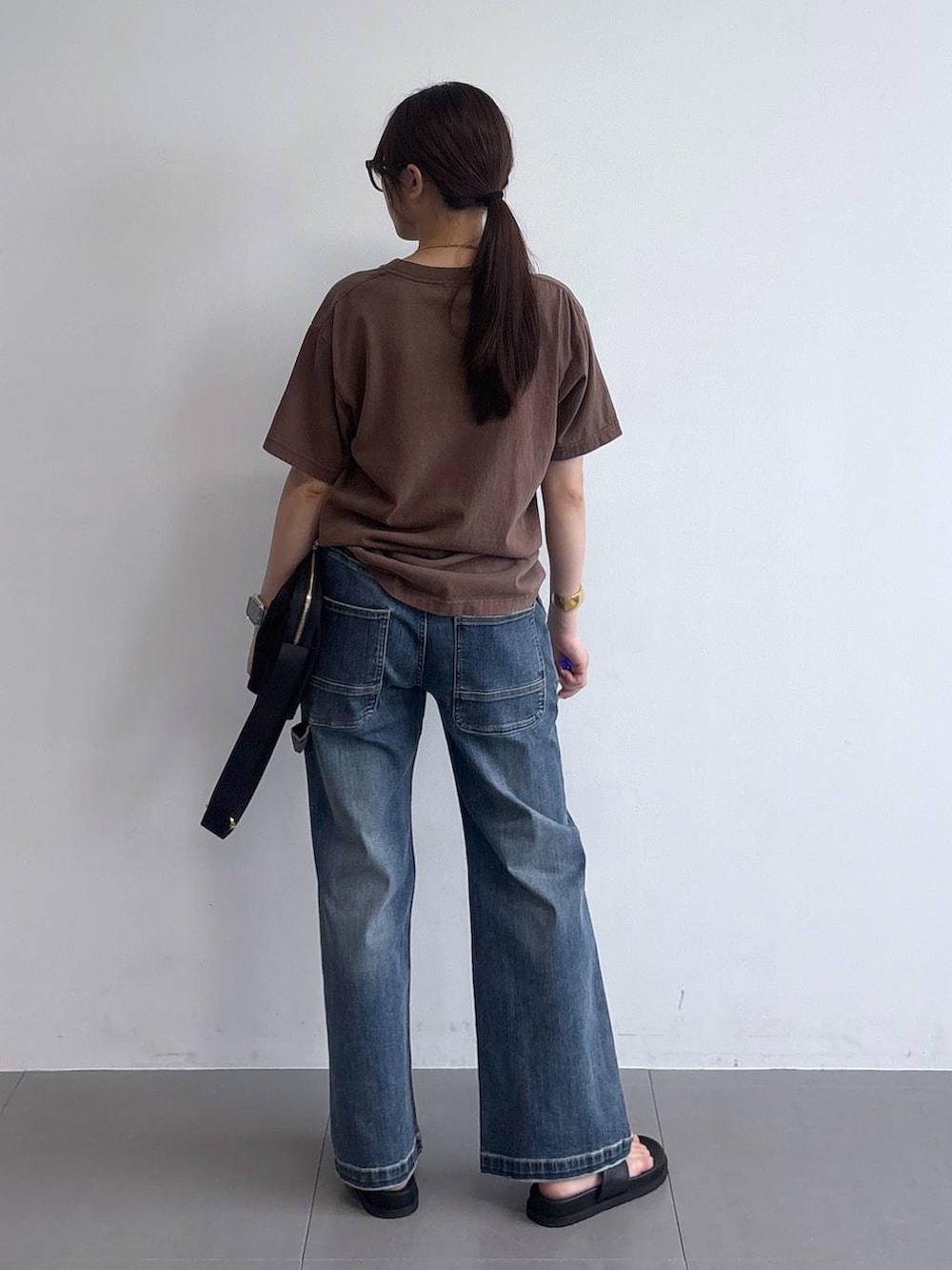 ブラック系のサンダル、ブラック系のショルダーバッグ、ブラウン系のTシャツ/カットソーを着用したレディースの夏コーディネートの7枚目の写真