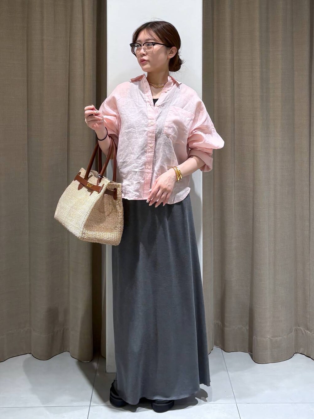 ピンク系のシャツ/ブラウス、グレー系のスカート、ベージュ系のかごバッグを着用したレディースの夏コーディネートの4枚目の写真