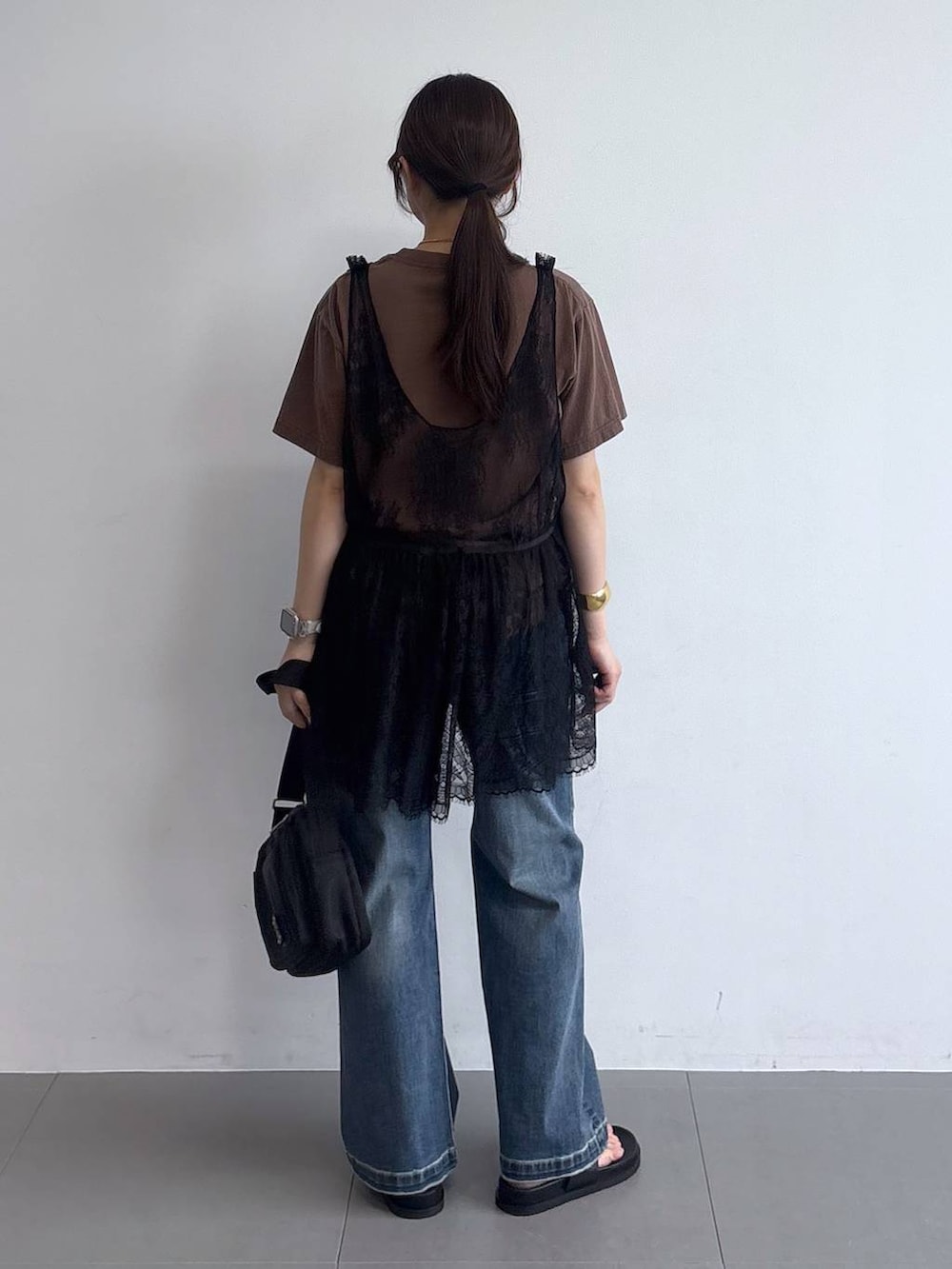 ブラック系のサンダル、ブラック系のショルダーバッグ、ブラウン系のTシャツ/カットソーを着用したレディースの夏コーディネートの3枚目の写真
