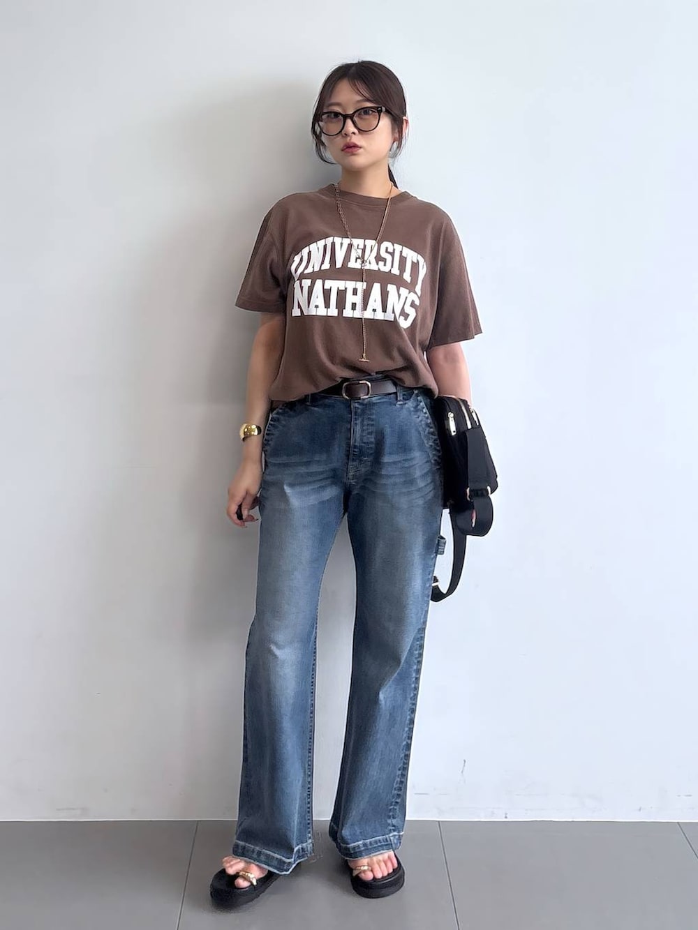 ブラック系のサンダル、ブラック系のショルダーバッグ、ブラウン系のTシャツ/カットソーを着用したレディースの夏コーディネートの8枚目の写真