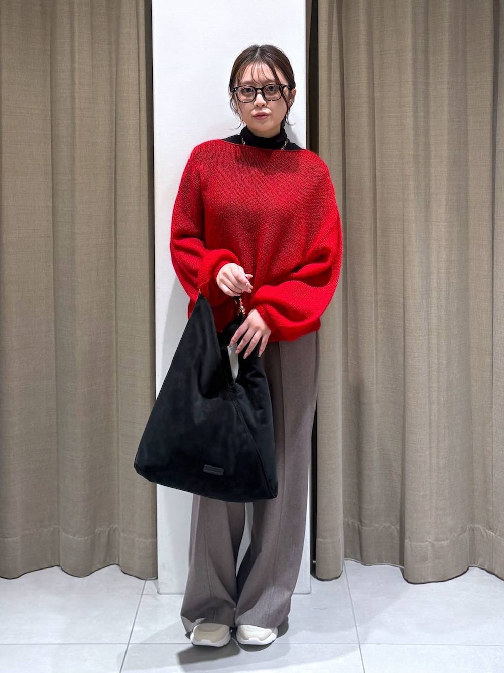 ブラック系のTシャツ/カットソー、ブラウン系のその他パンツ、ホワイト系のスニーカーを着用したレディースの冬コーディネートの2枚目の写真