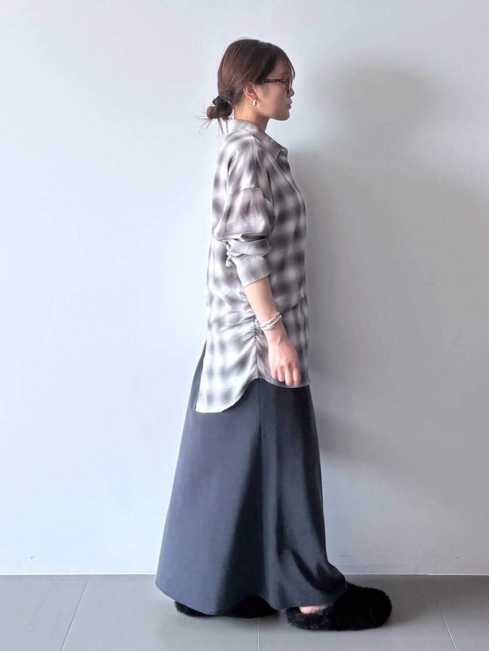 グレー系のシャツ/ブラウス、ブラウン系のメガネ、その他のバングル/リストバンドを着用したレディースの夏コーディネートの3枚目の写真
