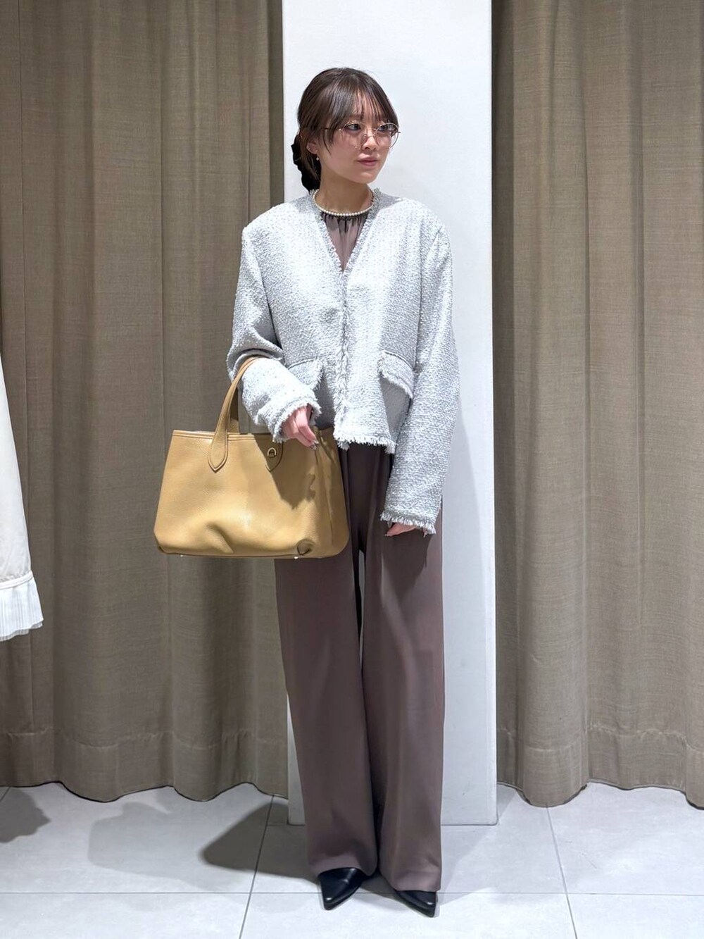 グリーン系のつなぎ/オールインワン、グレー系のノーカラージャケット、イエロー系のトートバッグを着用したレディースの冬コーディネートの3枚目の写真