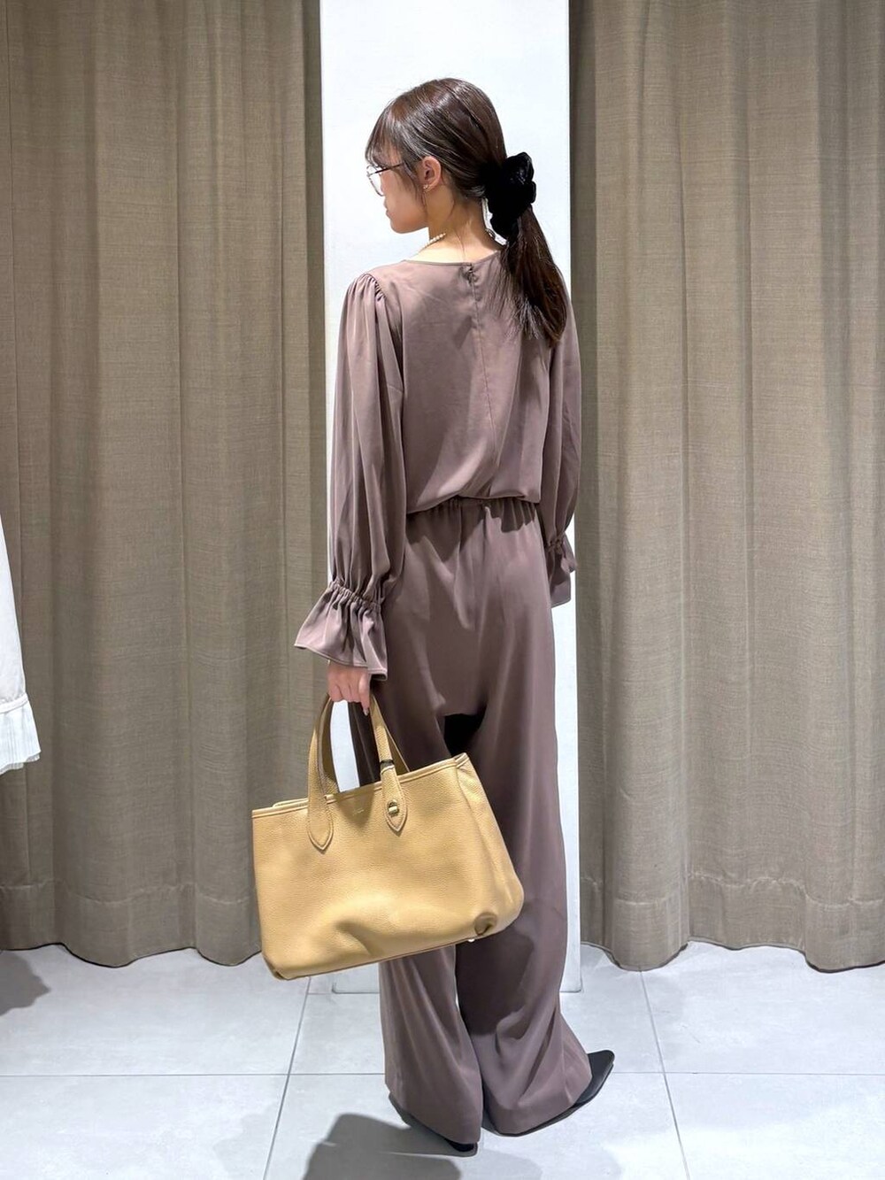 グリーン系のつなぎ/オールインワン、グレー系のノーカラージャケット、イエロー系のトートバッグを着用したレディースの冬コーディネートの7枚目の写真