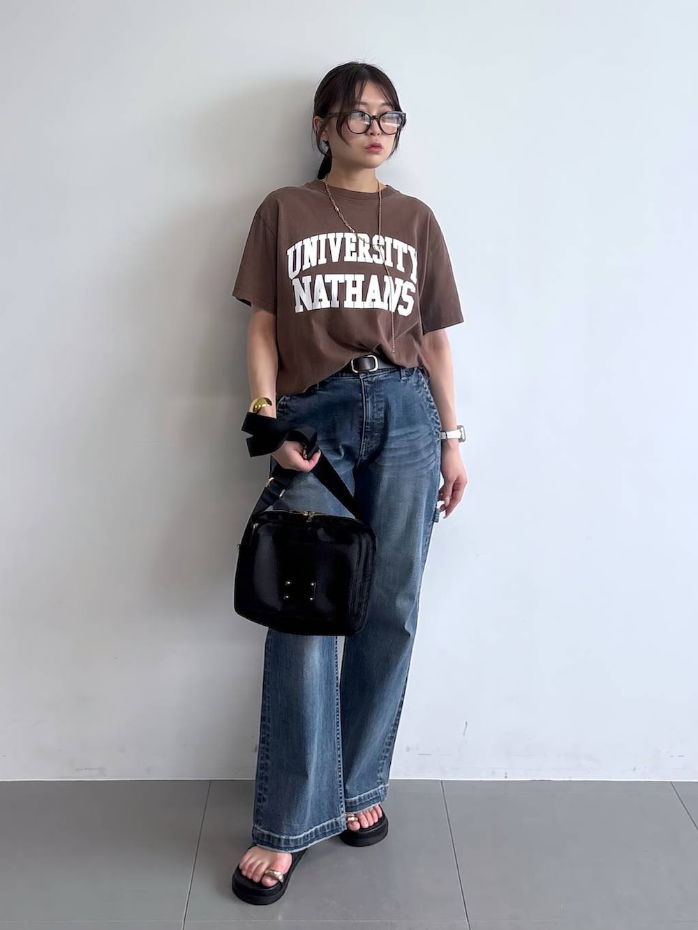 ブラック系のサンダル、ブラック系のショルダーバッグ、ブラウン系のTシャツ/カットソーを着用したレディースの夏コーディネートの9枚目の写真