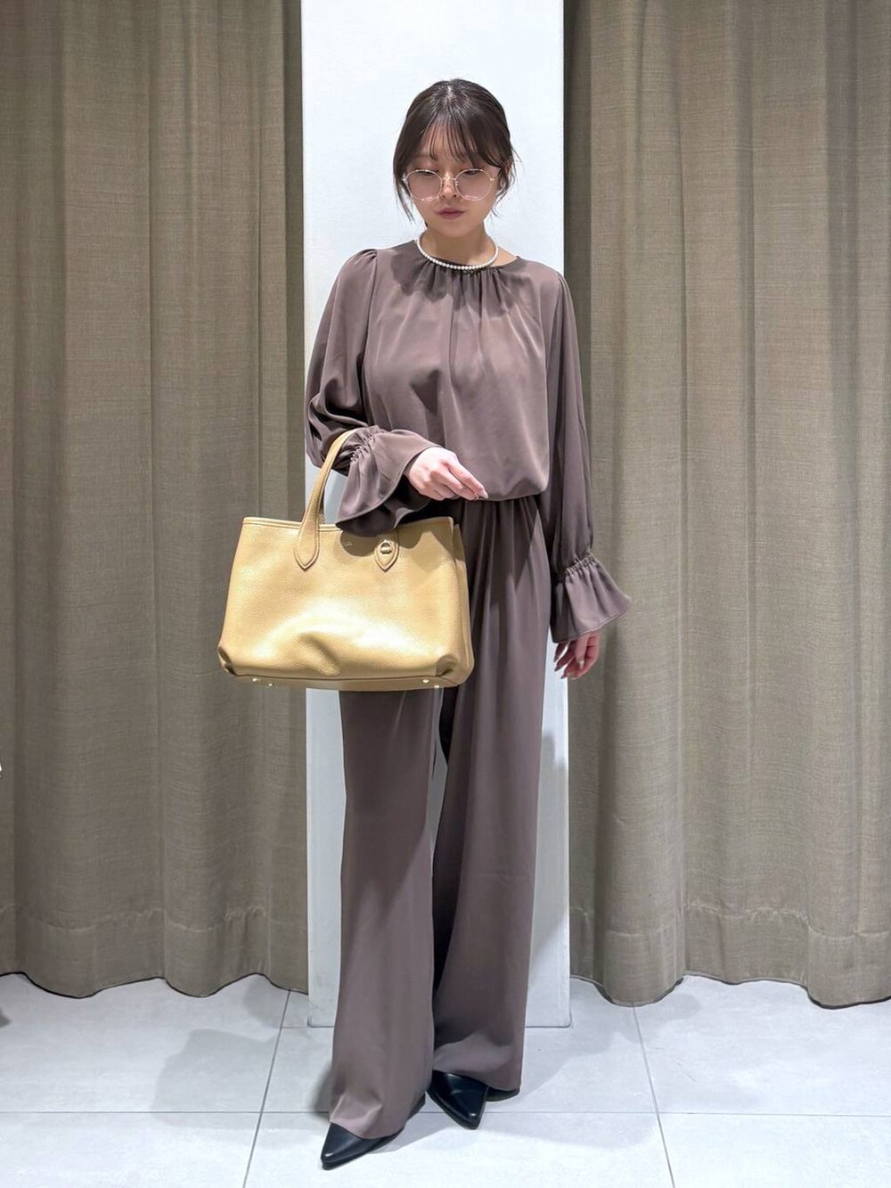 グリーン系のつなぎ/オールインワン、グレー系のノーカラージャケット、イエロー系のトートバッグを着用したレディースの冬コーディネートの8枚目の写真