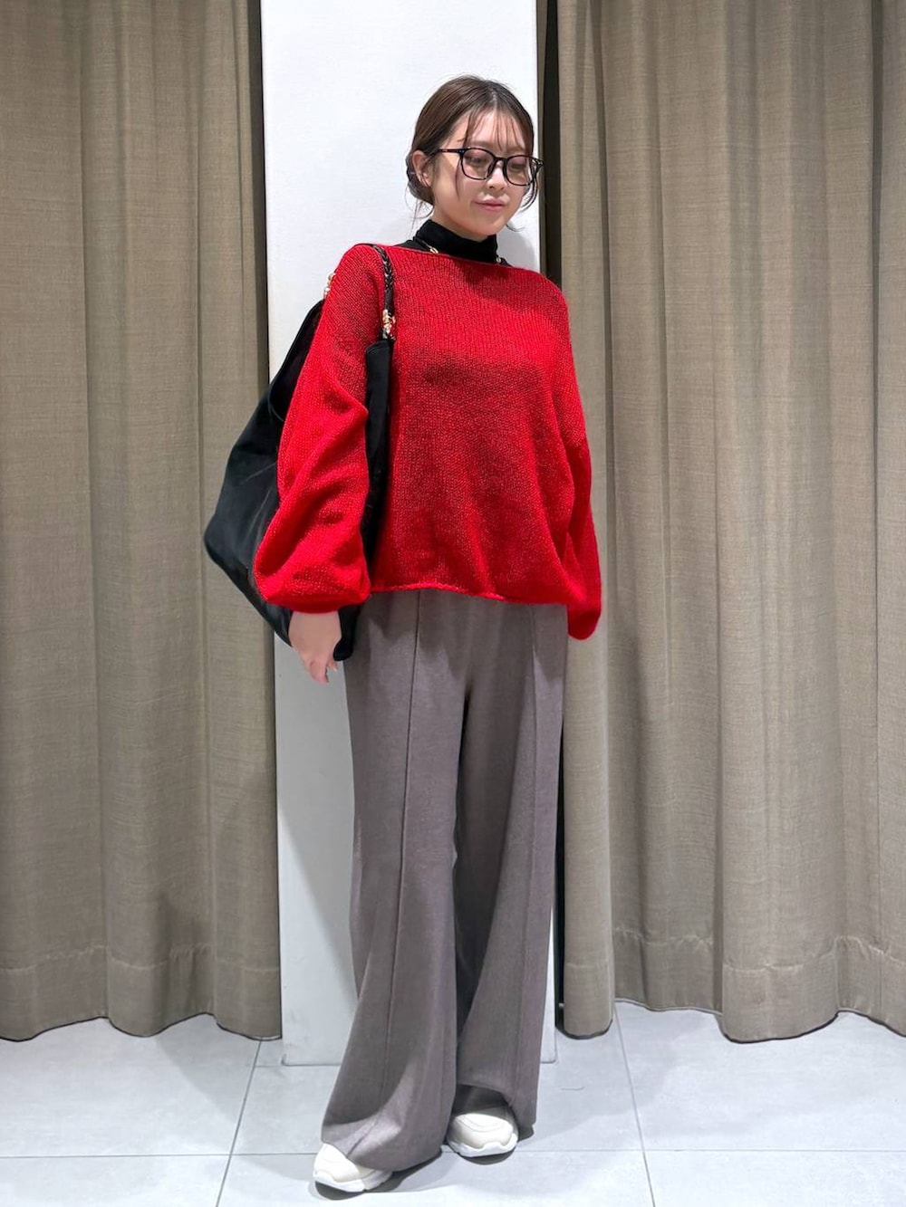 ブラック系のTシャツ/カットソー、ブラウン系のその他パンツ、ホワイト系のスニーカーを着用したレディースの冬コーディネートの5枚目の写真