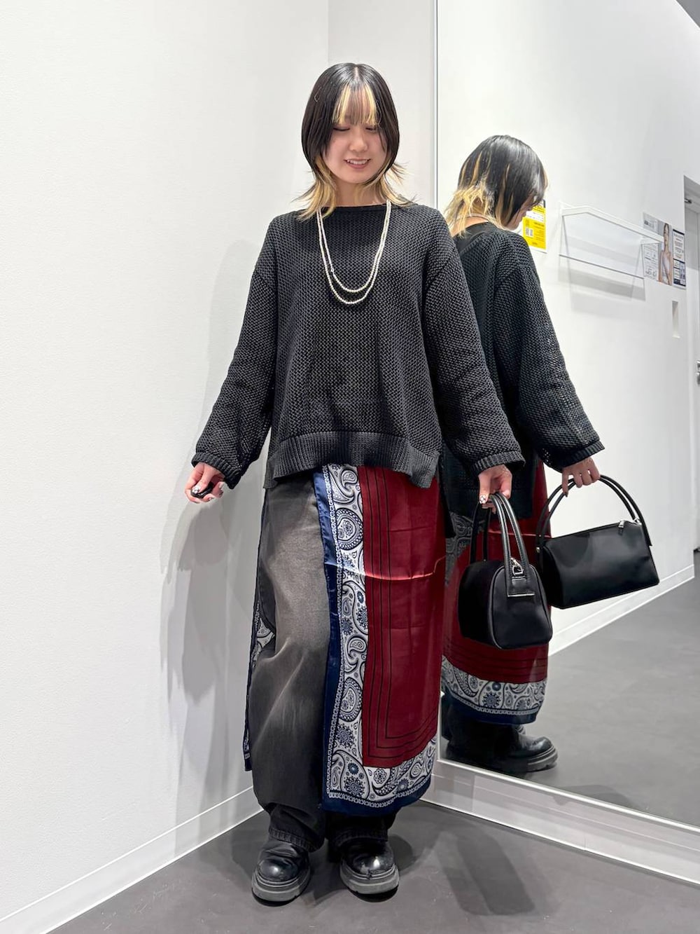 ブラック系のデニムパンツ、ブラック系のTシャツ/カットソー、ブラック系のニット/セーターを着用したレディースの春コーディネートの5枚目の写真