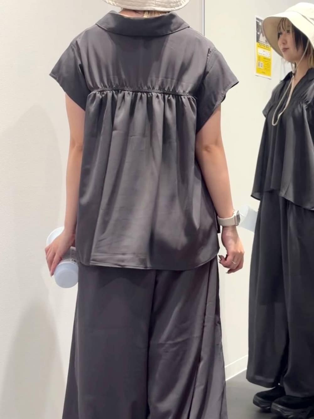 ブラック系のスニーカー、グレー系のその他パンツ、グレー系のシャツ/ブラウスを着用したレディースの夏コーディネートの3枚目の写真