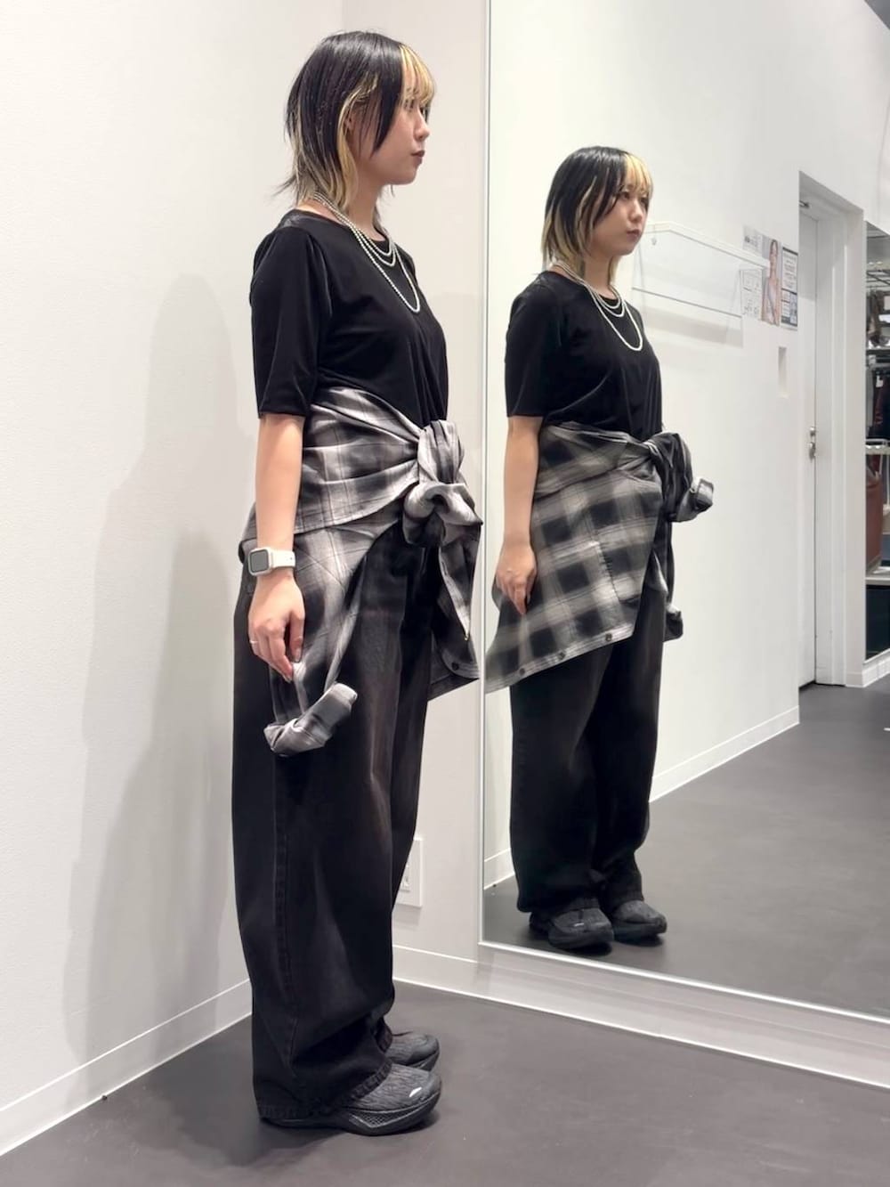ブラック系のシャツ/ブラウス、ブラック系のTシャツ/カットソー、ブラック系のデニムパンツを着用したレディースの夏コーディネートの4枚目の写真