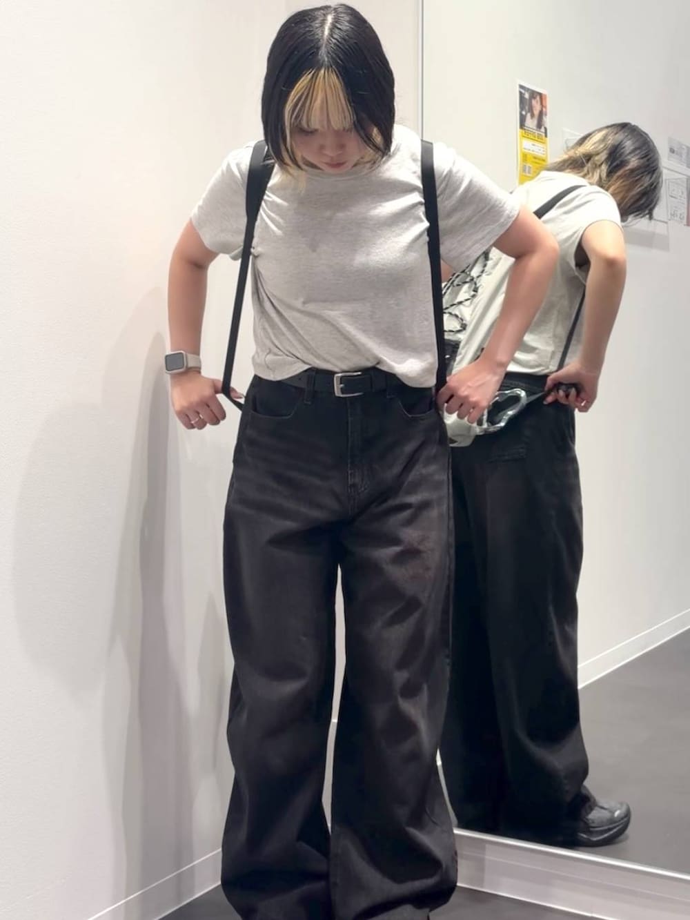 ブラック系のデニムパンツ、グレー系のバックパック/リュック、グレー系のTシャツ/カットソーを着用したレディースの夏コーディネートの4枚目の写真
