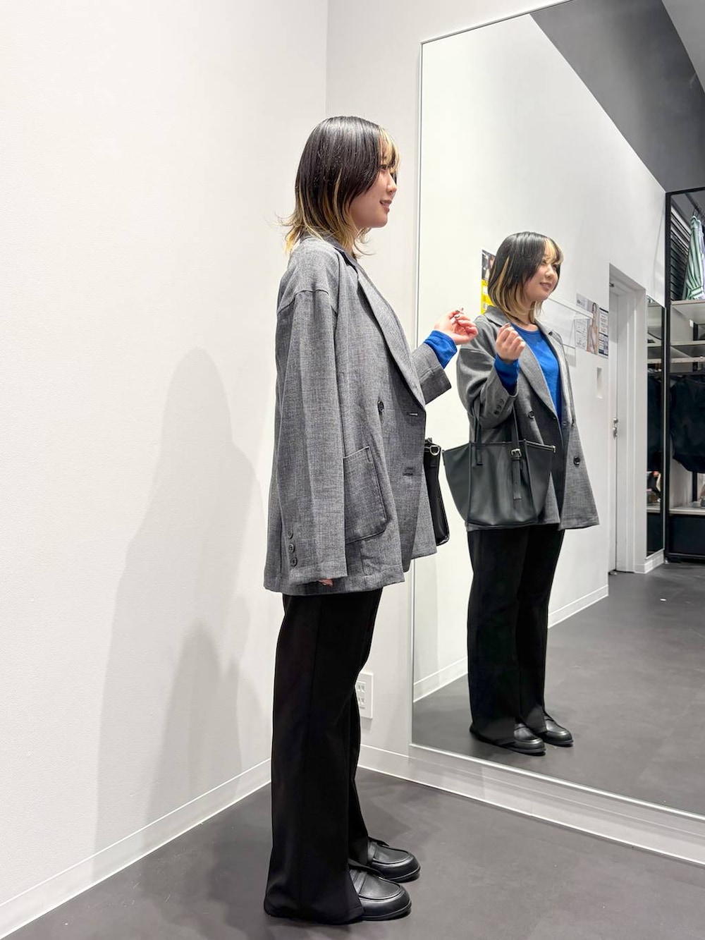 ブラック系のトートバッグ、ブラック系のローファー、ブラック系のその他パンツを着用したレディースの春コーディネートの4枚目の写真