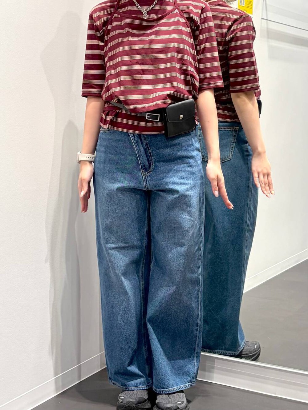 ブルー系のデニムパンツ、レッド系のTシャツ/カットソー、ブラック系のベルトを着用したレディースの夏コーディネートの6枚目の写真