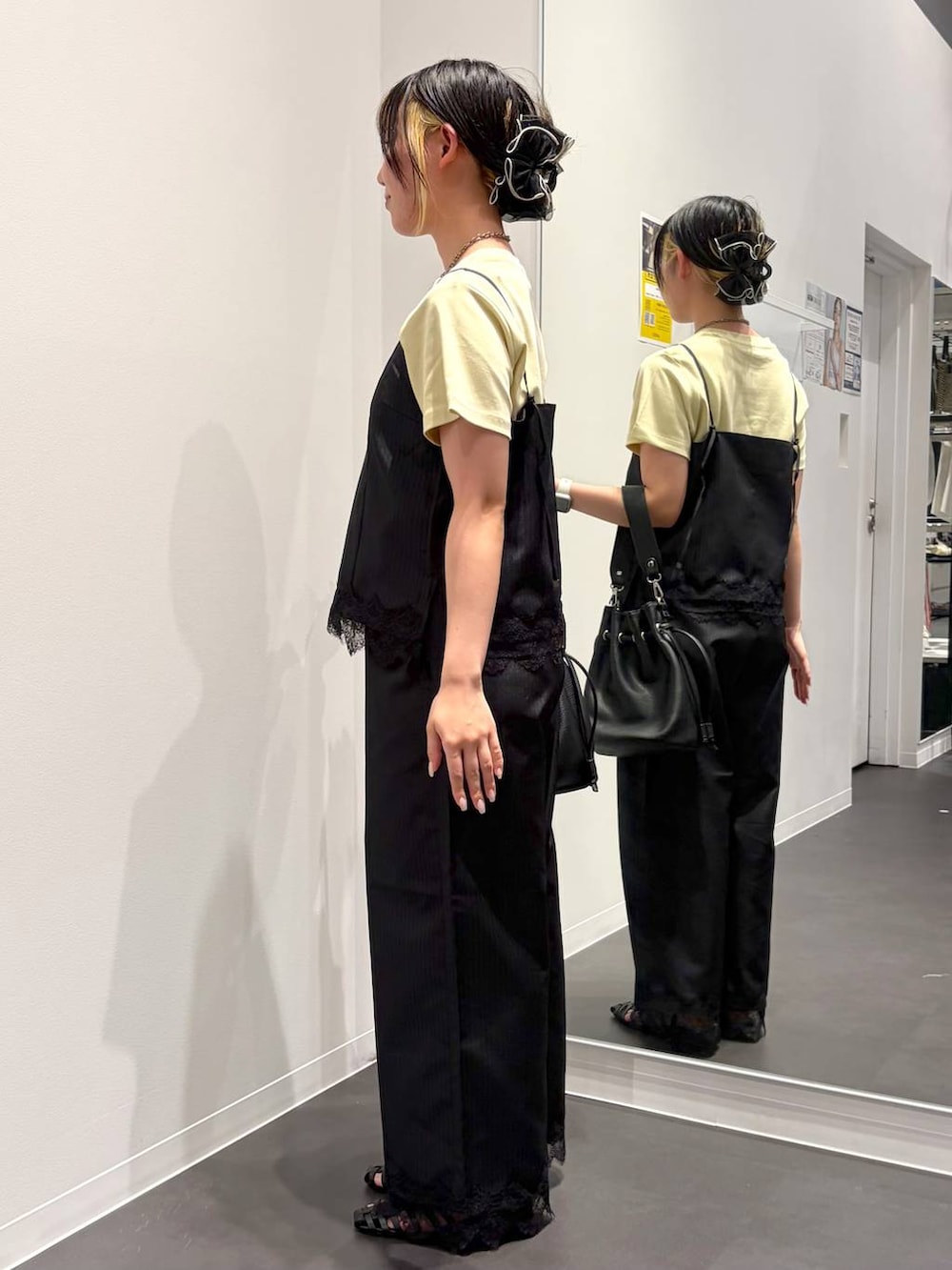 ブラック系のスラックス、ブラック系のキャミソール、ブラック系のサンダルを着用したレディースの夏コーディネートの2枚目の写真