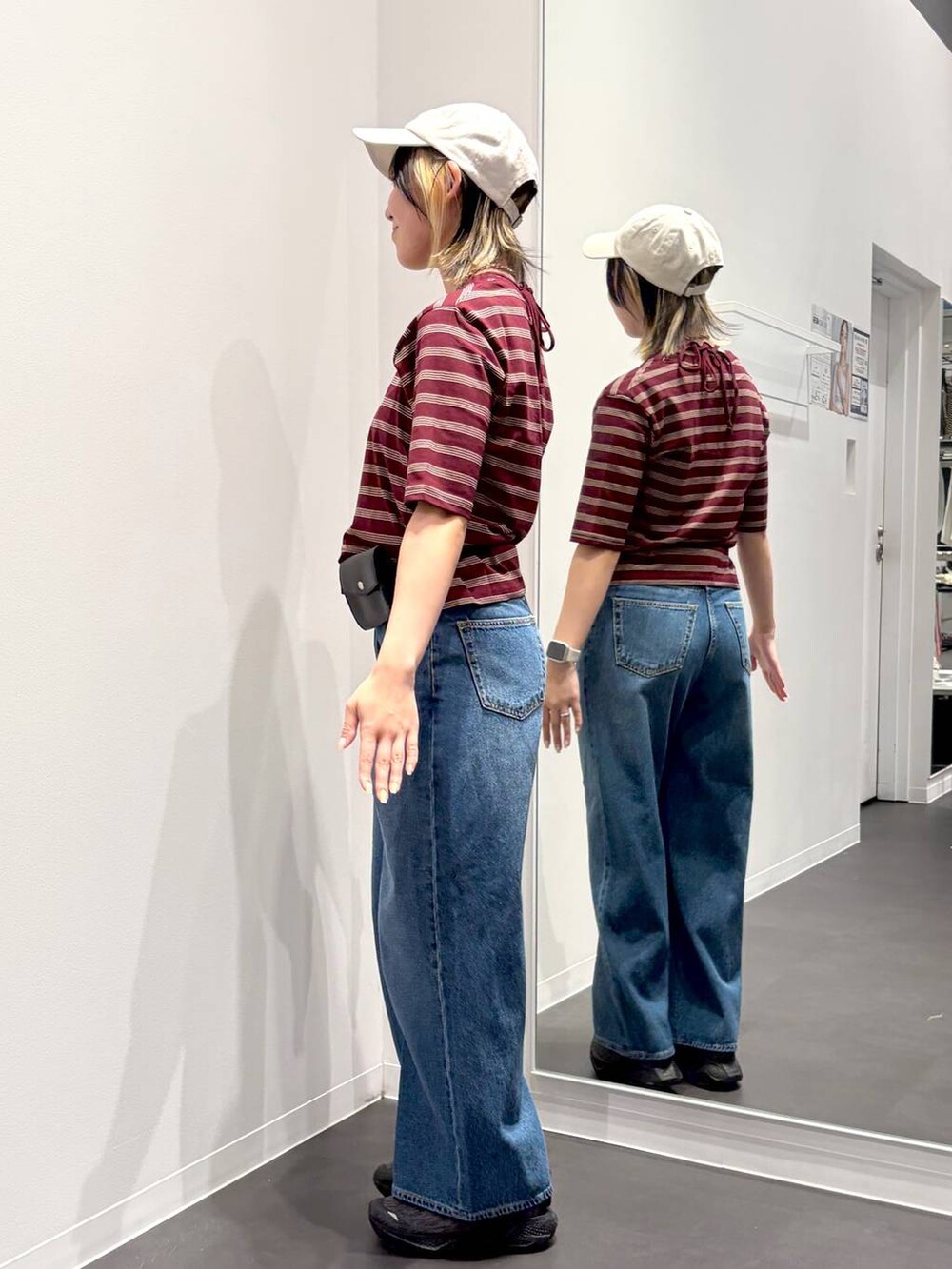 ブルー系のデニムパンツ、レッド系のTシャツ/カットソー、ブラック系のベルトを着用したレディースの夏コーディネートの2枚目の写真
