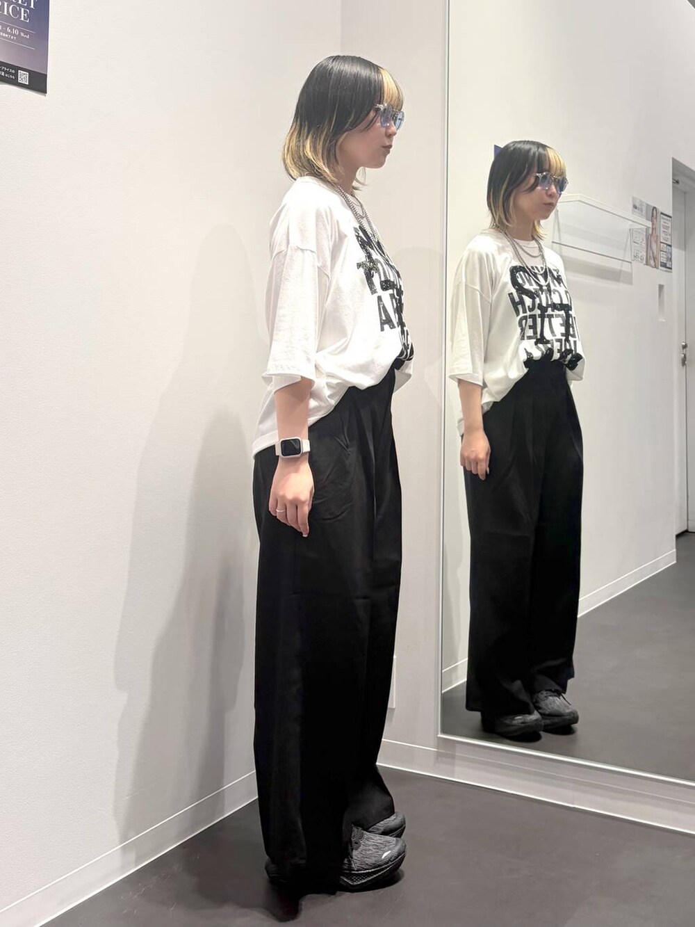 ホワイト系のTシャツ/カットソー、ブラック系のその他パンツ、その他のネックレスを着用したレディースの夏コーディネートの4枚目の写真