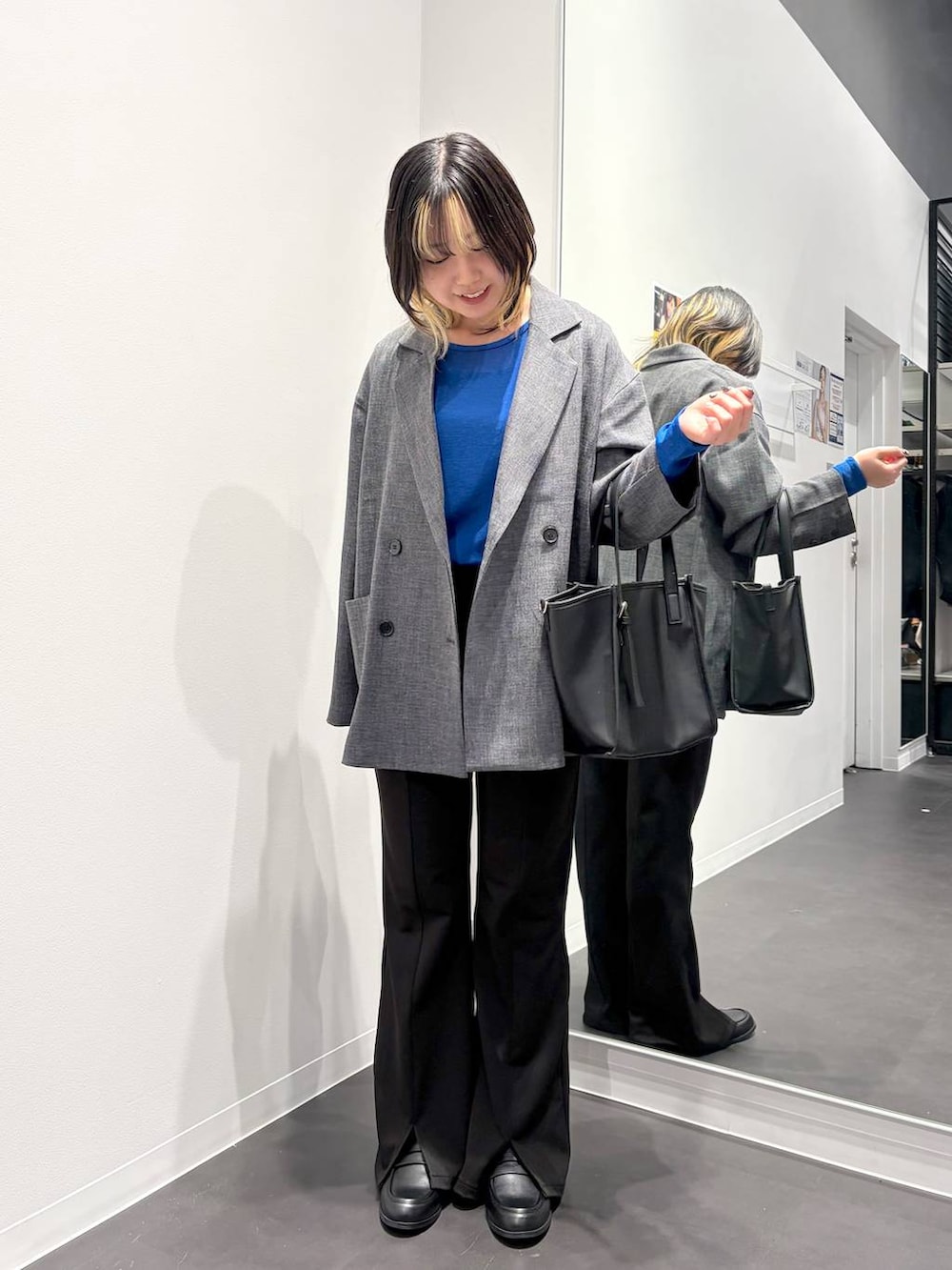 ブラック系のトートバッグ、ブラック系のローファー、ブラック系のその他パンツを着用したレディースの春コーディネートの5枚目の写真