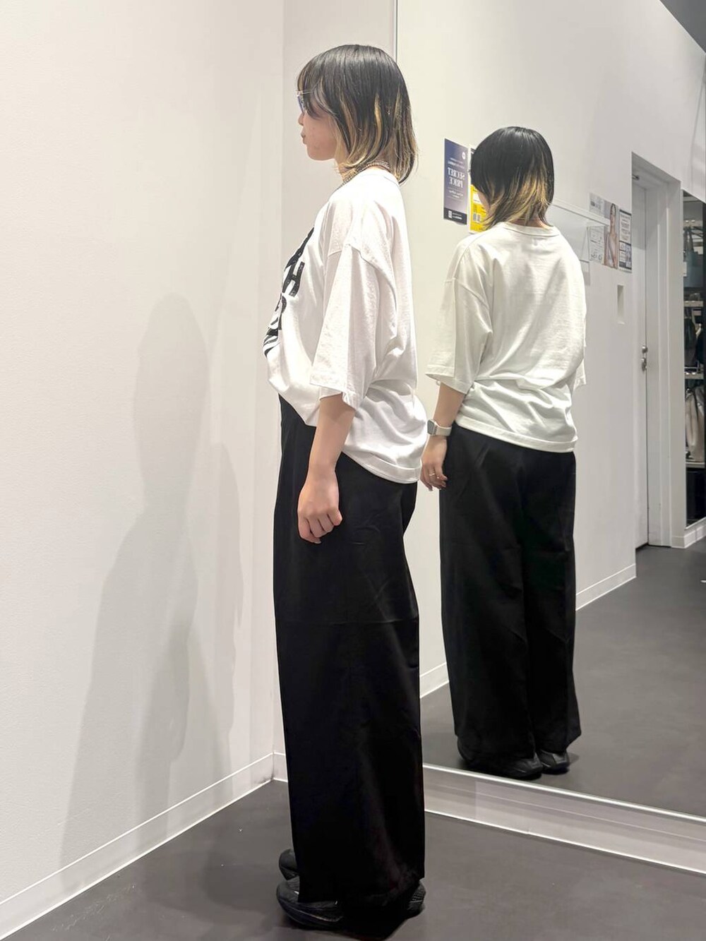 ホワイト系のTシャツ/カットソー、ブラック系のその他パンツ、その他のネックレスを着用したレディースの夏コーディネートの2枚目の写真