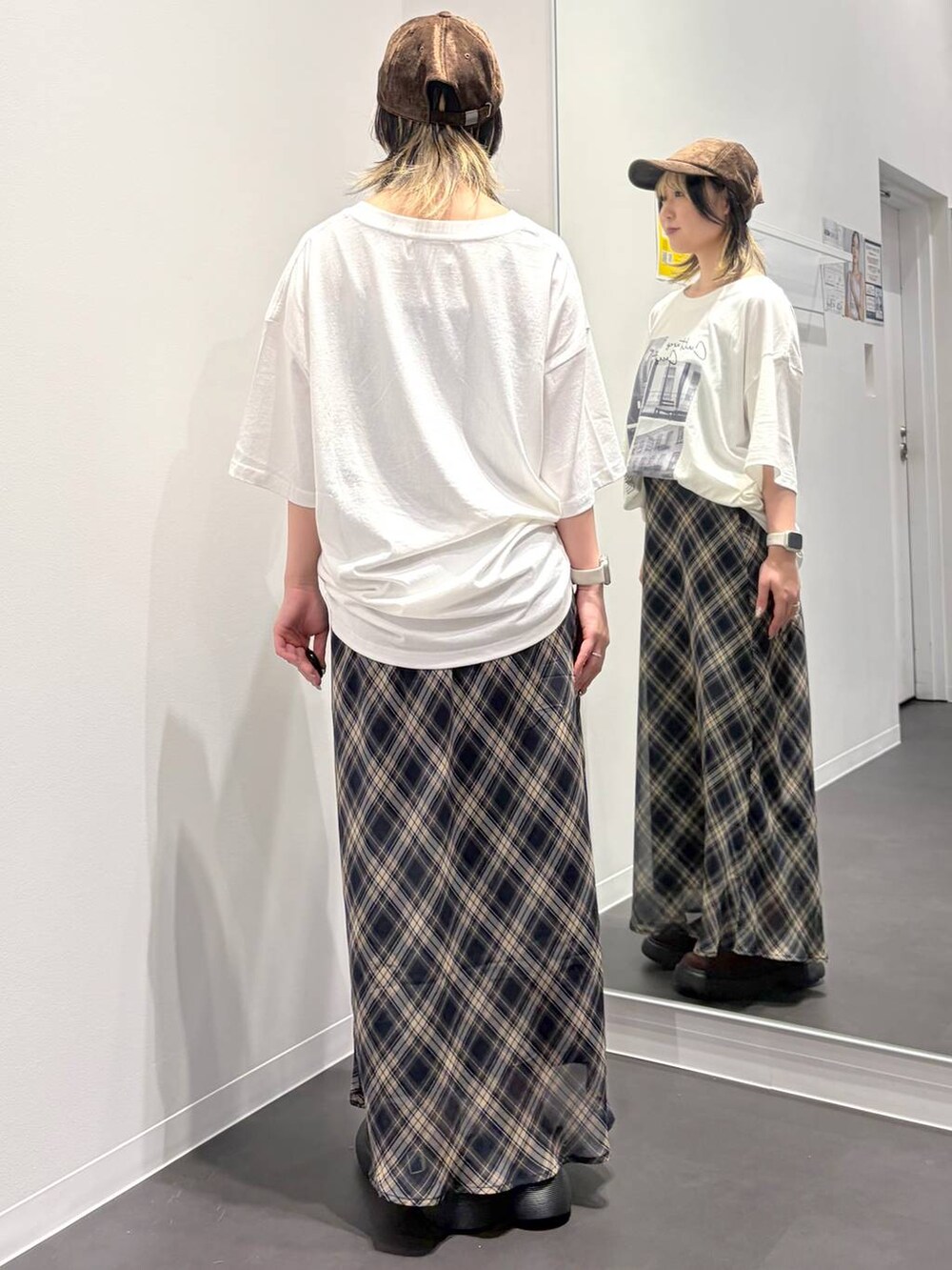 ブラウン系のその他シューズ、ホワイト系のTシャツ/カットソー、ブルー系のスカートを着用したレディースの夏コーディネートの3枚目の写真