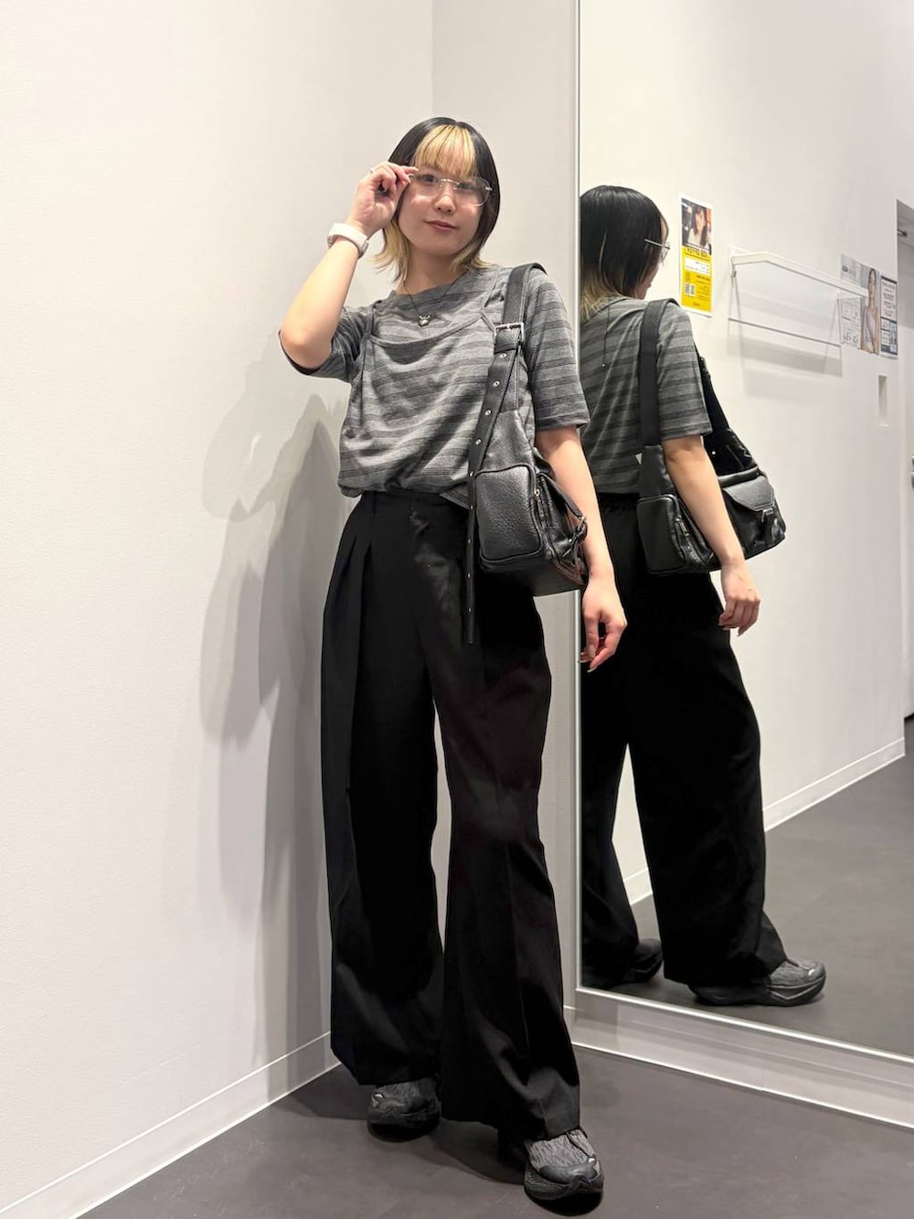 グレー系のTシャツ/カットソー、ブラック系のショルダーバッグ、ブラック系のその他パンツを着用したレディースの夏コーディネートの5枚目の写真